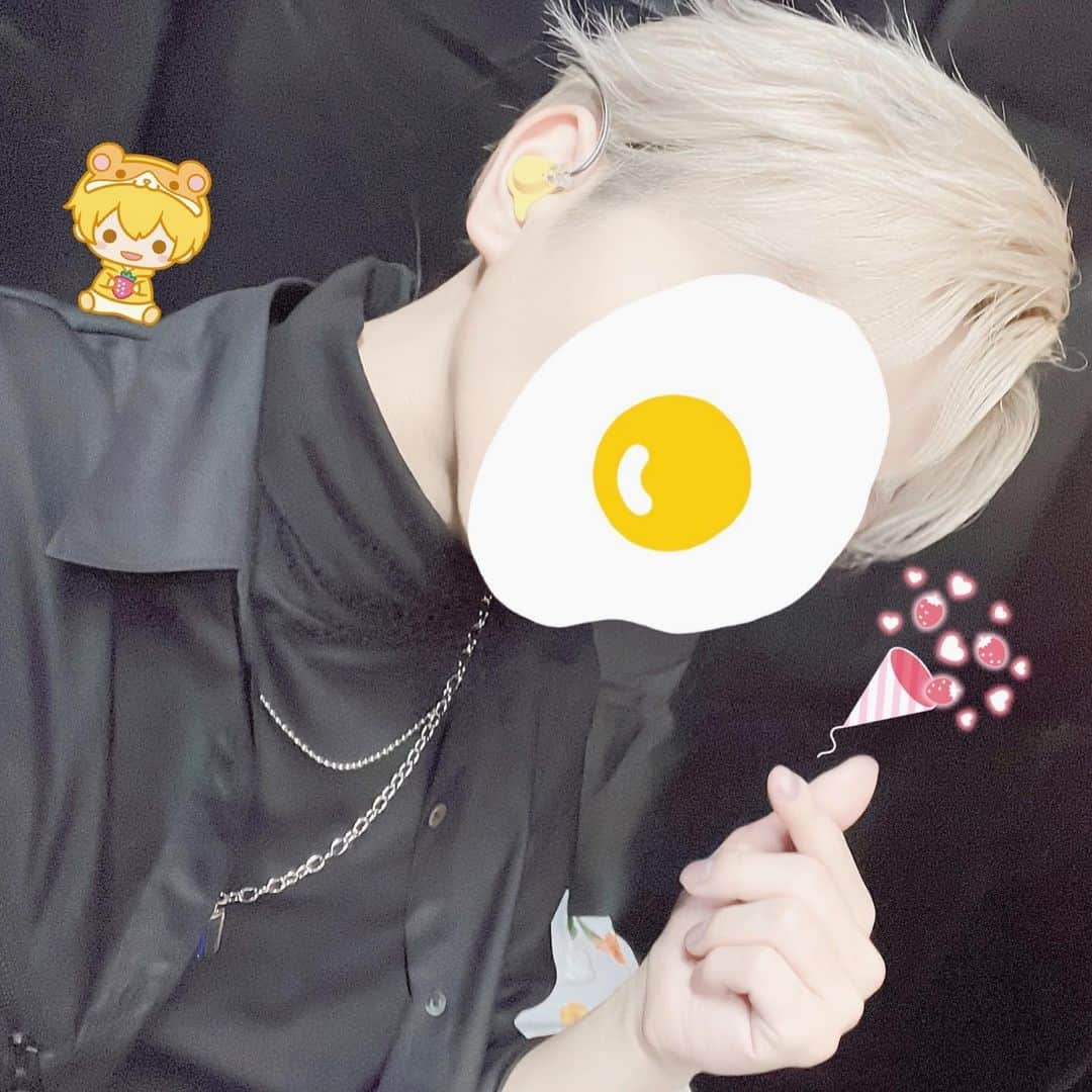 るぅとのインスタグラム：「大阪ライブありがとう💛 今日はちょっぴり大人っぽい感じだったから黒衣装でパシャリ📸✨ 昨日の感じを保ちながらちょこっとナチュラルな感じにしてみたの！😳  大阪ライブ…最高の景色だったよ、会場に足を運んでくれたり、お家から応援してくれたり、色々な応援を本当にありがとう。 全てが僕の力になってたよ、間違いなく君のおかげでライブが成功した…幸せです…そして大好きです。  お写真は遅い時間になっちゃったからまた明日届けるね。  大好きな君に、また逢えるように、いつかきっと逢えるように、走り続けるよ、手離さないでね。  #好き好き好き #恥ずかしい」