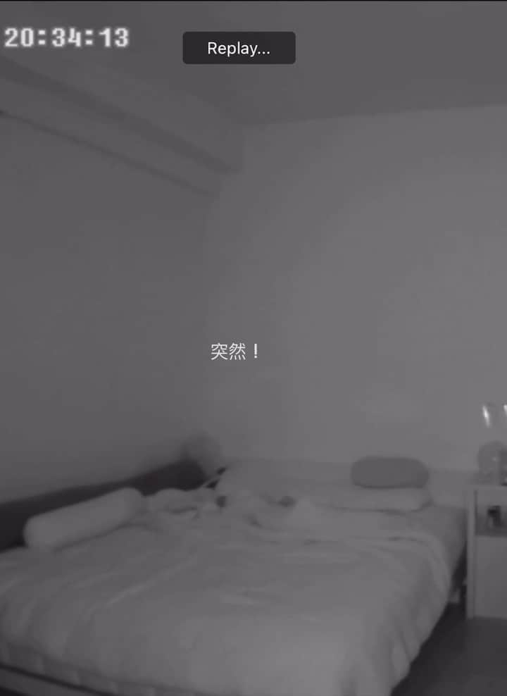 ウェイ・ルーシュエンのインスタグラム：「不知道他夢到了什麼，但是他連睡著了都在愛我，謝謝你🥺😭，我的小情人♥️😘  #陪睡員非常感動 #happyvalentinesday」