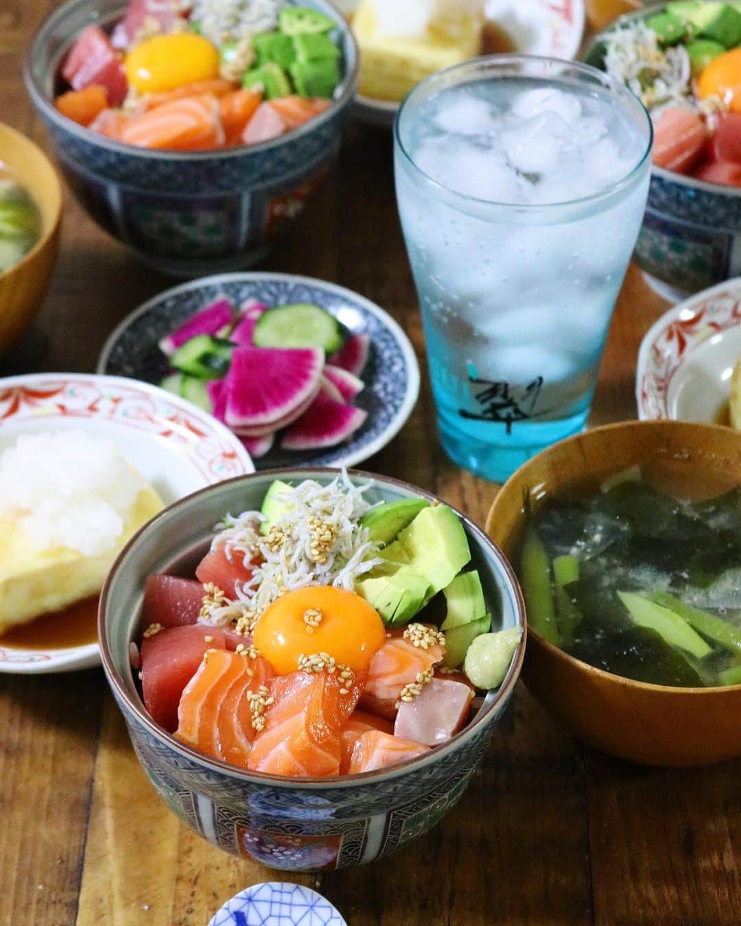 まいちくのインスタグラム：「2022.2.13 ． ． この前のおゆはん ． マグロサーモン丼 アリモノ野菜の味噌汁 揚げ出し豆腐 浅漬け 翠ジンソーダ ． バレンタインデーイブの夜。 いかがお過ごしですか？ 朝9時から娘達にキッチンを占拠されて今宵は大したもの作れず…。 この前、投稿できなかった夜ごはんの救済写真デス。 ． こんなご時世だから手作りスイーツは焼き物限定。 マスク&ポリ手袋で頑張ってました。 いや、まだ頑張ってる😂現在22：30。 ． 長女はマカロンとフロランタンとフォンダンショコラ、次女はバナナマフィンとスノーボールとチョコブラウニーを作ってました。 ほぼ手伝わずだったけど上手にできてて感動✨ 朝になったら全て片付いてますように…🙃 切れ端でいいので少しちょうだいね♡ 母ちゃん朝早いのでもう寝ます。 ． Happy Valentine💝 ． ． #マグロサーモン丼 #海鮮丼 #foodstagram #翠#翠ジンソーダ#instafood #delistagrammer  #おうちごはん#フーディテーブル #igersjp#ellegourmet #おうちごはんLover #マカロニメイト#ご飯でエールを #homecooking #foodlovers#foodie」
