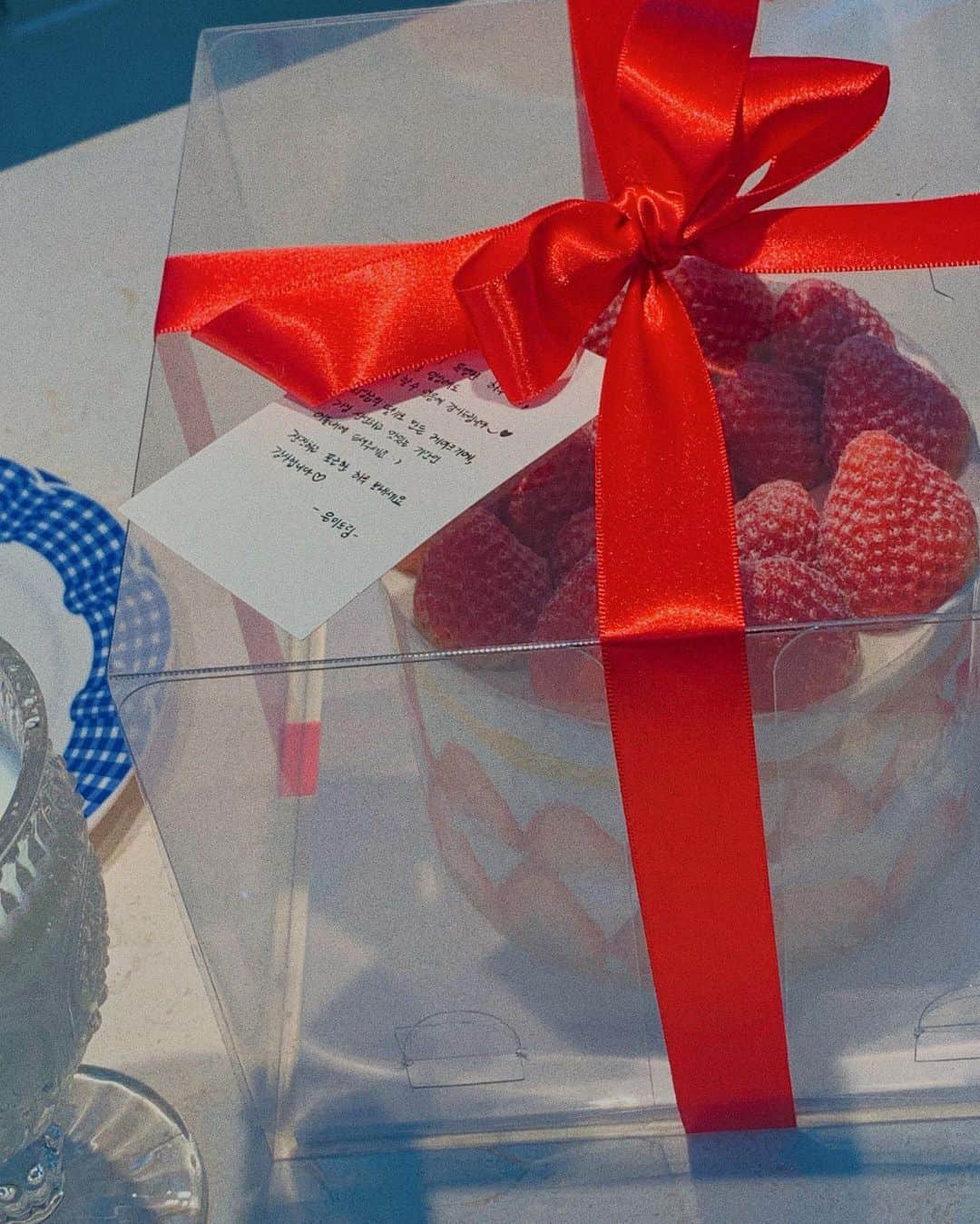 カン・ギョンミンさんのインスタグラム写真 - (カン・ギョンミンInstagram)「🍓🎂🍓케이크 선물 받아서 넘 행복  딸기가 이렇게나 많다니(˘̩̩̩ε˘̩ƪ)짱좋아」2月13日 23時09分 - kkmmmkk