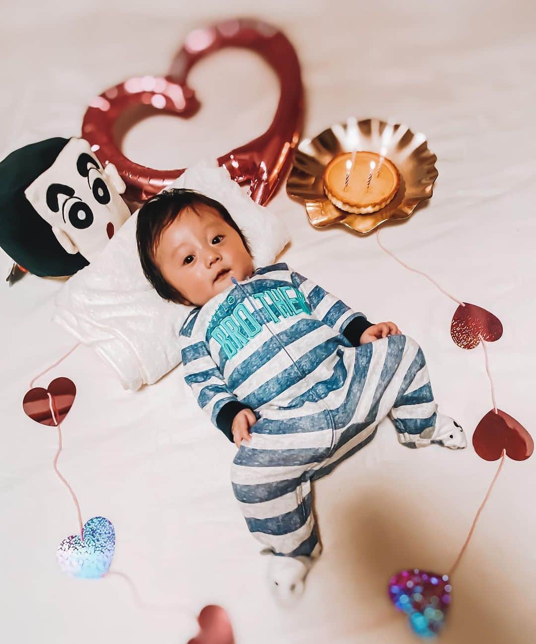 のインスタグラム：「今日で４ヶ月🎂 なかなか抱っこが重くなってきた。笑 ドンドン育っていってそろそろ喋るんじゃないか？笑 より一層仕事も家庭も頑張ろう！✨😭」