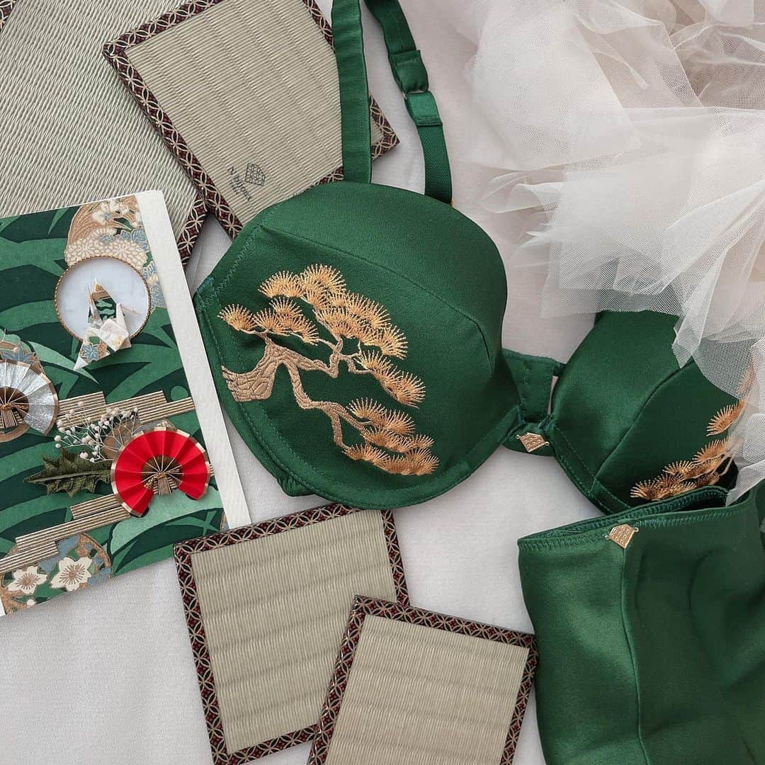 浜田翔子さんのインスタグラム写真 - (浜田翔子Instagram)「そういえば、 ブラジャーの日でした‼︎  私は毎年お正月に新しい下着を購入する❕ってなんとなく決めてて （替え時がわからなくなるのもあるし なんか新鮮な気持ちにもなるので。）  今年はこの和ランジェリー✨  シルク生地が私の地元京都の丹後地方のシルクなんです。（嬉しい✨）  緑ランジェリーは初めてで 軽いつけ心地で気品でカラダも綺麗に見えてお気に入り♡  産後やっとブラジャーをつけたりする事もできて、やっぱりいい下着つけてると いい気分ですね✨  4枚目は前回も　@nbijoux_official  さんの マタニティの写真のとき着けてたお気に入り♡のピンクランジェリー🌸 #シルク　#silk #silklingerie  #lingerie #京丹後 #ランジェリー」2月13日 15時19分 - shoko_hamada