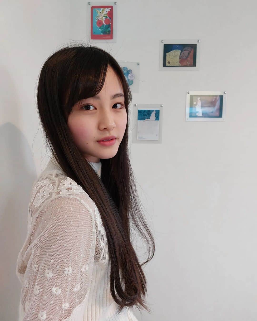 丸本凛のインスタグラム：「この週末は久々に姉が帰ってきて、テレビゲームやカードゲームをずーっとやってました！📺️🎮️ Photo by sis #photooftheday#instagood#white#instamood」