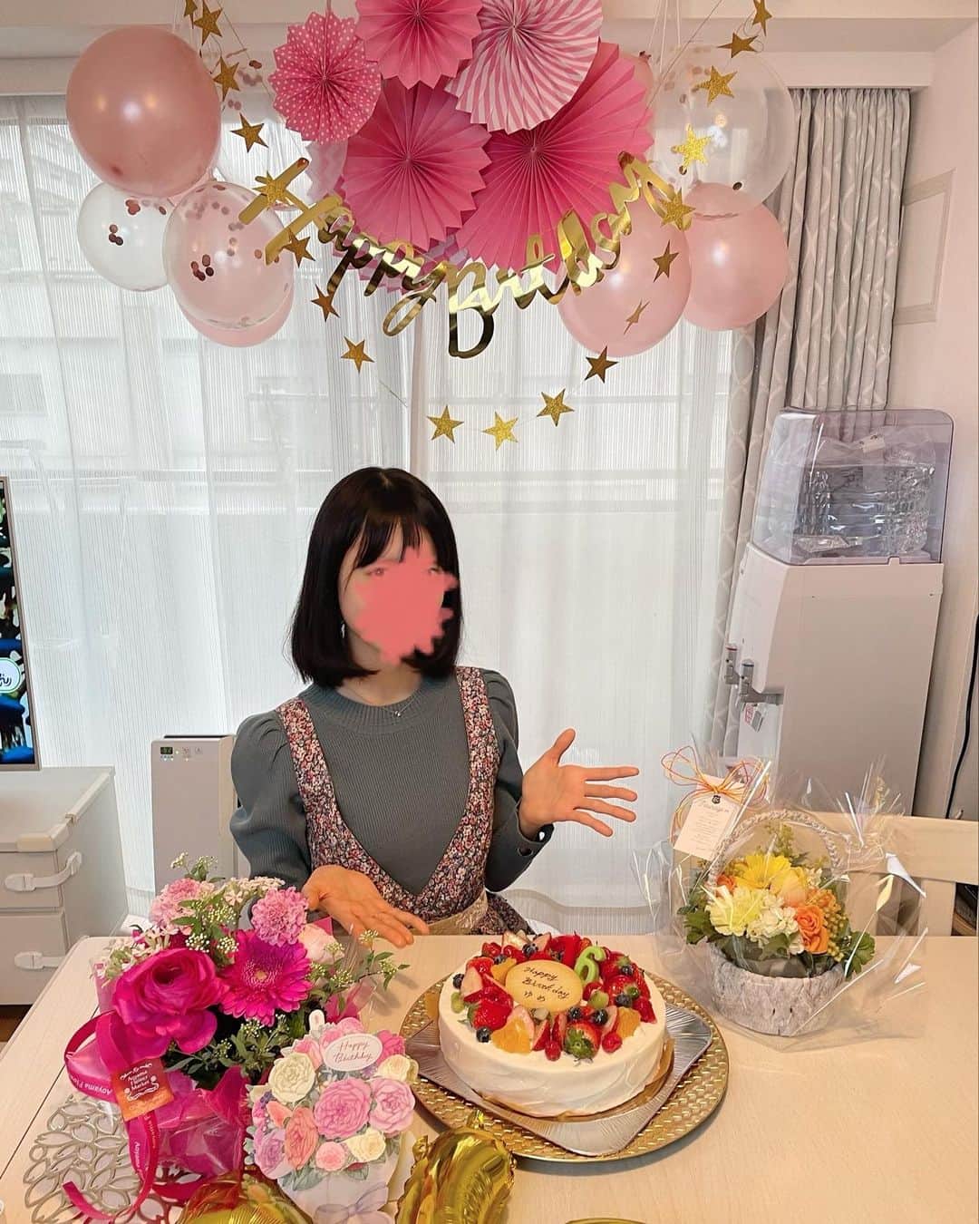 のインスタグラム：「本日13日めでたく  娘16歳のお誕生日🎂🎉  一言では言い表せない16年間🤣 修行でしかなかった。。いや、、これから先もずっと修行🤣  娘が着ているワンピースは十数年前の ジルスチュアートの✨お気に入りすぎて とっておきました♫娘がジャストサイズになりました♫  この子育て大変なことが多すぎて🤣毎日ジェットコースターで本当に3日に1回は泡吹いてますが🙃  だからといって毎日が不幸なわけではありません！！  引き続き毎日を楽しみながら暮らしたいと思います✨娘の成長を見守ってくださる皆様いつもありがとうございます✨  ＃お誕生日#16歳＃娘」