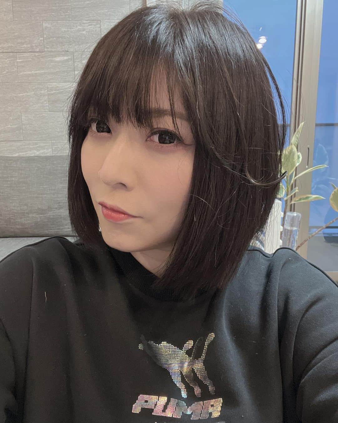 鈴華ゆう子さんのインスタグラム写真 - (鈴華ゆう子Instagram)「髪色変えた！暗めのラベンダーグレージュ。脱色はしてません。ライトにあたると綺麗に見えるー！カットもしたよ！どのくらいこの色保てるかなぁー( ･ㅂ･)  #鈴華ゆう子  #和楽器バンド」2月13日 17時27分 - yuko.suzuhana