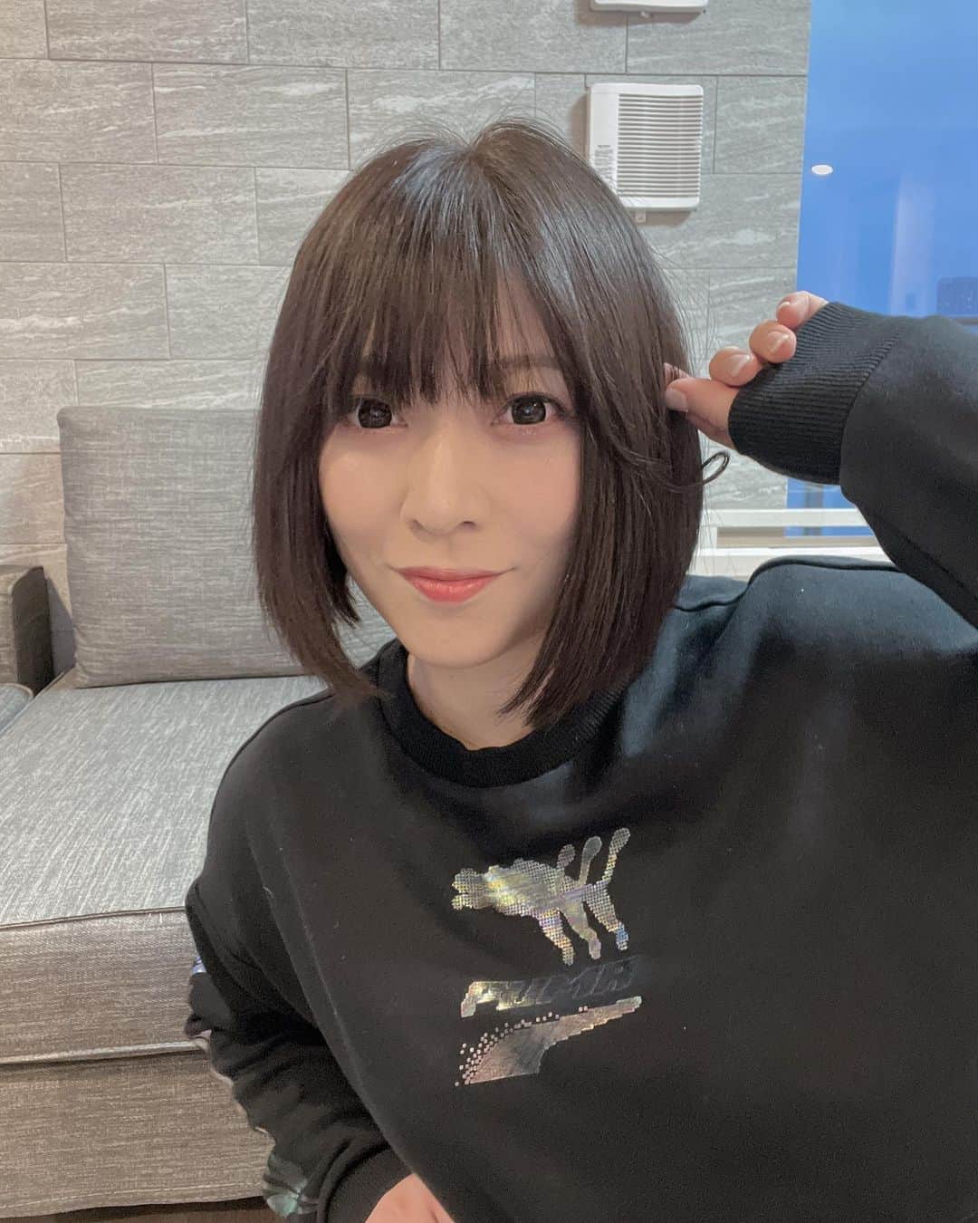 鈴華ゆう子のインスタグラム：「髪色変えた！暗めのラベンダーグレージュ。脱色はしてません。ライトにあたると綺麗に見えるー！カットもしたよ！どのくらいこの色保てるかなぁー( ･ㅂ･)  #鈴華ゆう子  #和楽器バンド」