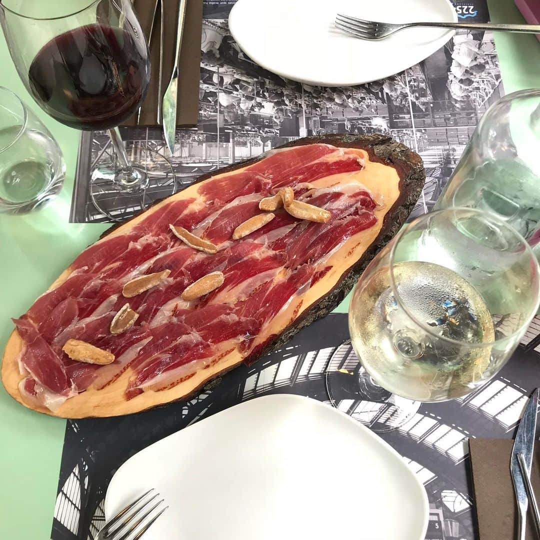 山賀琴子さんのインスタグラム写真 - (山賀琴子Instagram)「リリコと行ったバルセロナの写真たち  @ririkomasuzawa  楽しすぎたから定期的にアルバム見ちゃう☺️  ご飯は美味しいし天気も気持ち良かったし 毎日お昼からワインを飲んで最高だったな🤤💛 とにかく食べてばっかりだった！ 旅の醍醐味だよね💋  また一緒に海外旅行行きたいね✈️」2月13日 18時06分 - kotokoyamaga