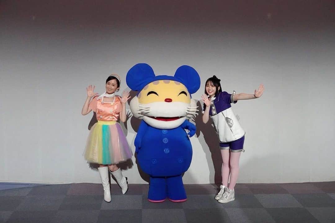 のインスタグラム：「みなさまニャンちゅうは楽しんでいただけましたか？タラスズちゃんの新曲かわいかったですね💜 お写真解禁となりましたので、先程放送された藤沢でのスリーショットを！ 皆さんの街にも行けますように。  #ニャンちゅう #タラスズ #おねんどお姉さん #nhk #eテレ」