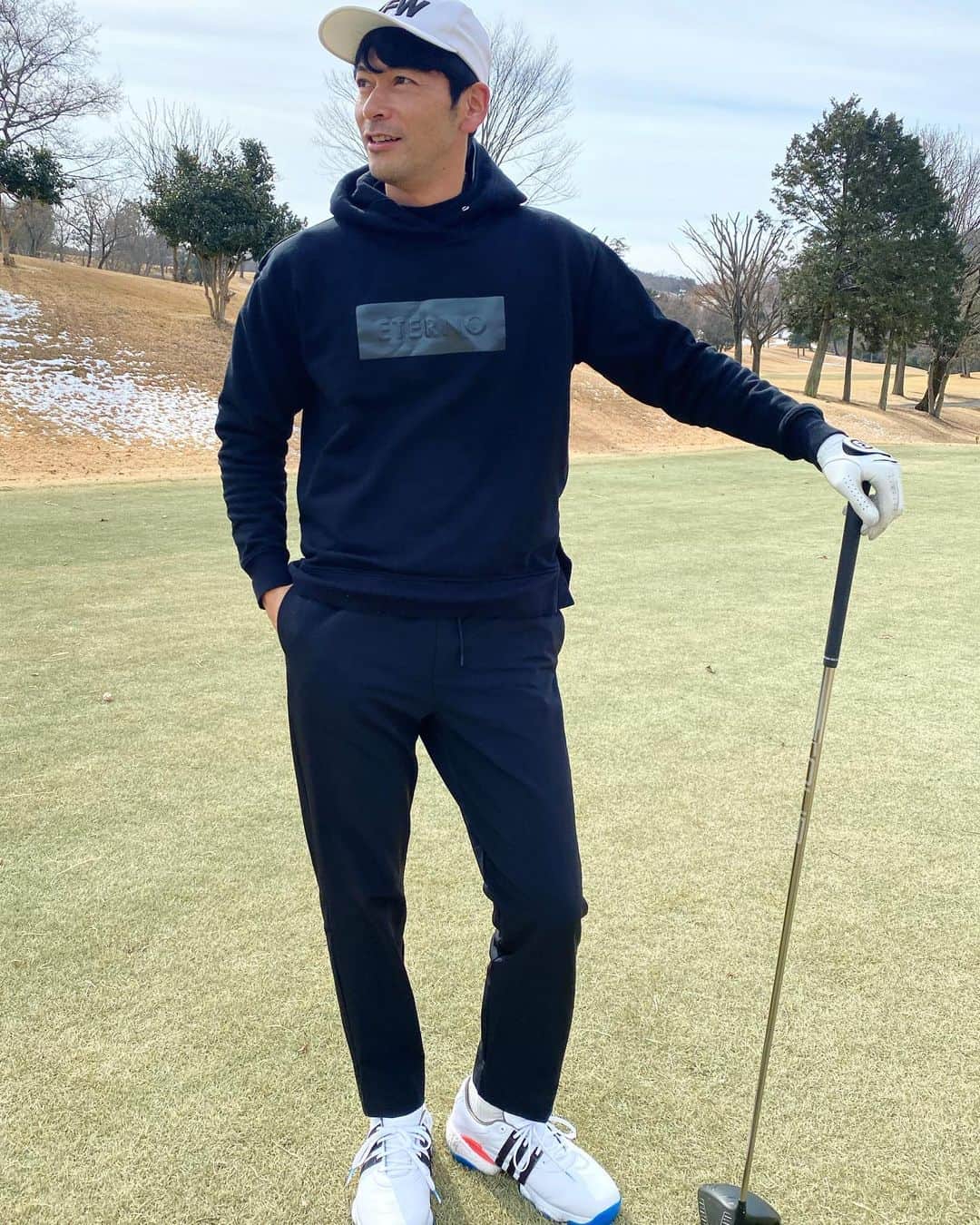 久保田裕之のインスタグラム：「雪の残る中、久しぶりにラウンドしたゴルフはスコアは散々でした💦 またレッスンだな🤣 パーカーとパンツは　@eterno.jp スリムで普段でも着られるお気に入り😆  シューズは先日発売した「TOUR360 22」　@adidasgolf   因みにラウンドに使っている小物はこちら⛳️ 【Tee】TOUR TEE×Captains Helm Golf 【Green fork 】ROLEX 【Marker】 Half dollar coin😂  #こだわり#は#自己満の世界 #髭なし#ゴルフ#GOLF#楽しいメンバーと#ラウンドできたから#よしとしよう#ゴルフ好きと繋がりたい #アディダスゴルフ #ツアー360 #ずっとゴルフ #giftedbyadidas @adidastokyo」