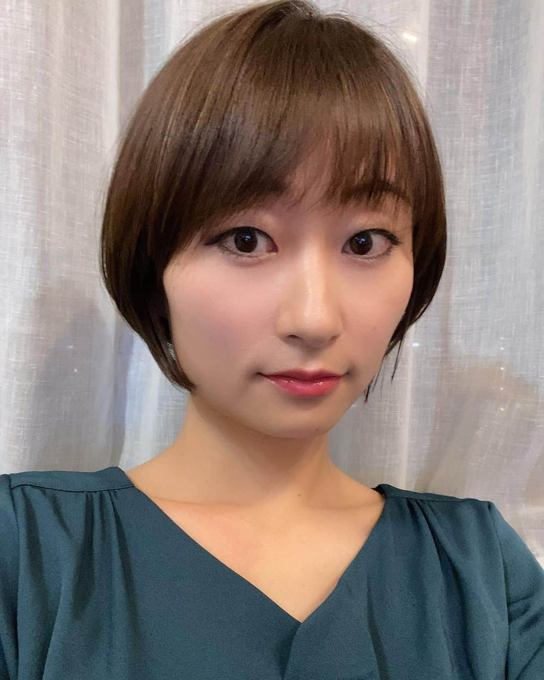 松村加南子のインスタグラム：「すっごく久しぶりに髪をバッサリ切りました☺️✨ ずっと切りたいなーどうしようかなーって悩んでたけど、切ってみたらなんだかスッキリ🎶 切った髪はヘアドネーションすることにしました🙌」