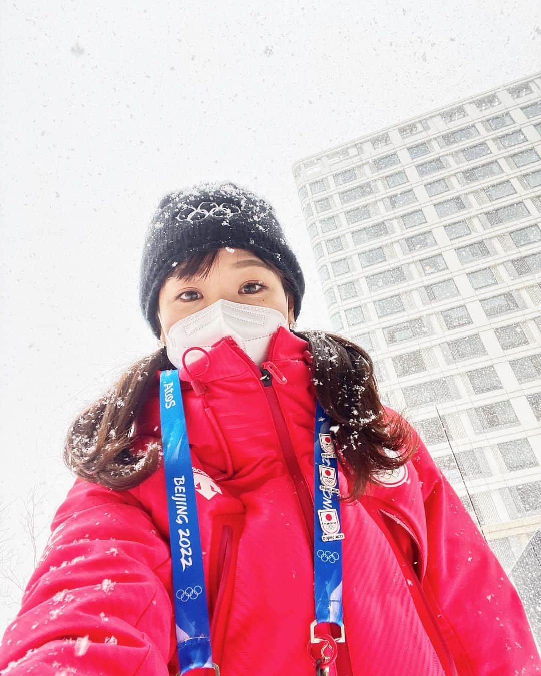 吉田知那美さんのインスタグラム写真 - (吉田知那美Instagram)「・ 3度目にして初めて、冬季オリンピックで雪を見ました。  選手村の中で朝から一生懸命に雪かきをしてくれている中国のボランティアのみなさん、寒い中ありがとうございます❄️謝謝。  #beijing2022 #2月13日」2月13日 18時57分 - chinami1991