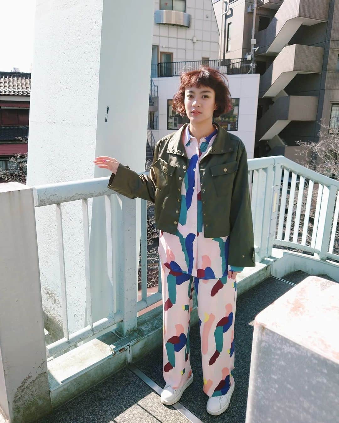 平アスカのインスタグラム：「不意打ちのかお。 お気に入りコーデ💚 ジャケットのお袖のストンがすきなの。。 . workout military jacket  （ワークアウトジャケット） 発売中 @lildor_official . . 公式LINE＠お友達登録をすると 「販売日忘れてた。。」にならないはず！ スワイプしてご登録を。  #LiLDOR #Xperia　#Xperiaアンバサダー　#Xperia5III #mici」