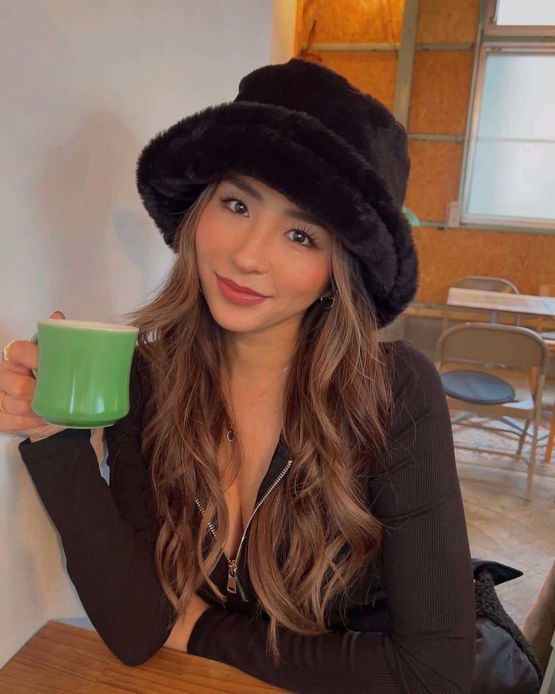 MIYAのインスタグラム：「l more coffee pls☕️🤎  #happysunday #🥰」