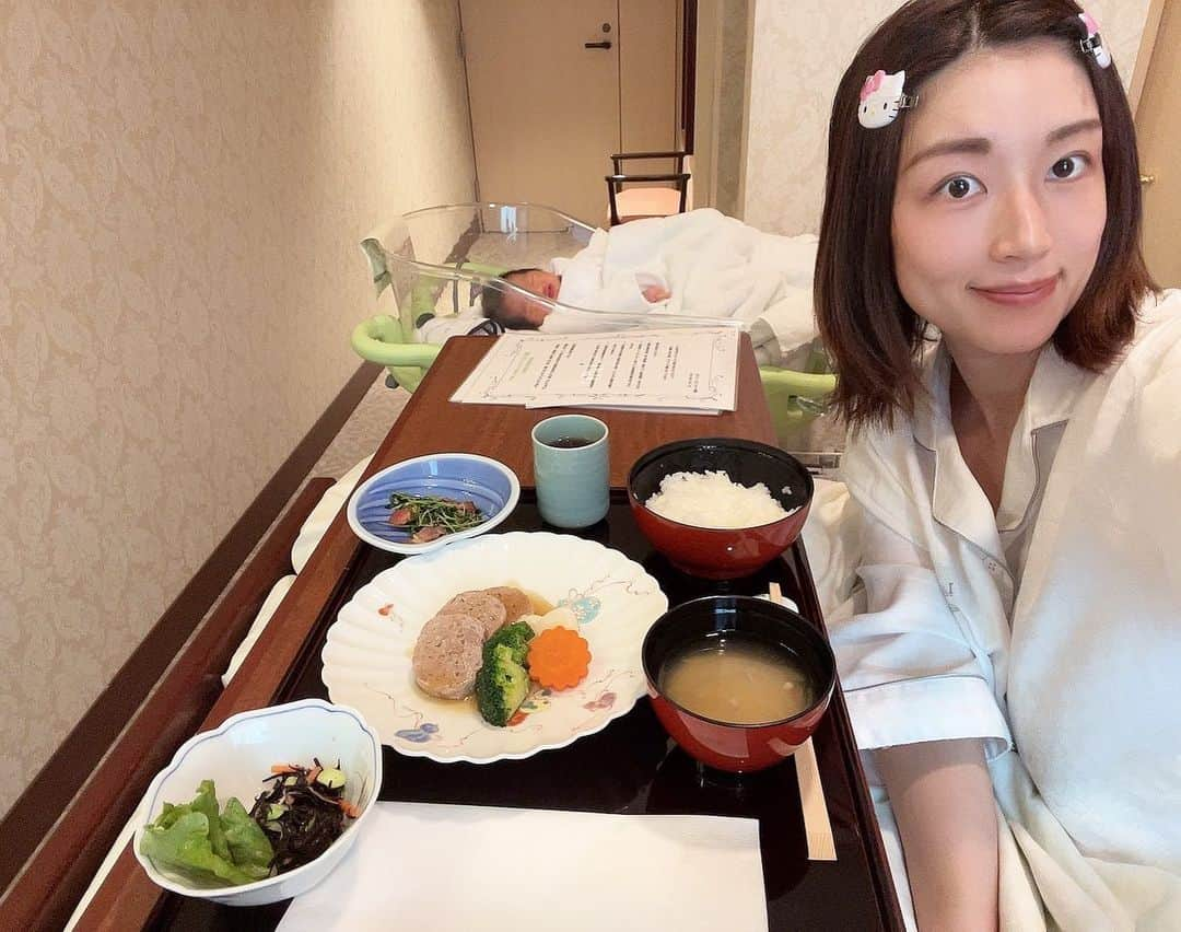 庄司ゆうこさんのインスタグラム写真 - (庄司ゆうこInstagram)「今日で入院生活も終わりー☺️ 明日の検査で何もなければ退院出来る🥺1人目の時と今回と同じ産院なんだけど、ここはご飯が本当に美味しい❣️ 朝8時に朝ご飯、12時に昼ご飯、15時におやつ、18時に晩ご飯で、21時には差し入れのアイスクリームを毎日食べたりと手術後は寝て食べての繰り返しでした🤣本当にこの産院にしてよかった🥰けど入院当日、実はこの産院で産めないかもってなったエピソードがあります、、。 pcr検査を入院当日の朝一にして結果が分かり次第入院手続きして産院に行くとのことで、それまで暇だし呑気に大江戸温泉でゆっくり過ごして、一度荷物を取りに帰宅したら、、pcr検査が再検査かもしれませんとの電話が、、。再検査＝陽性の可能性があるなんて言われて、あと2時間お待ちくださいと言われ、その2時間生きた心地しなかった😭 ここの産院はコロナだと受け入れてくれなくて、どこか指定の病院に送り込まれるらしい、、それだけは避けたい、、。この2年間一度もコロナにかかったことないのにこのタイミングでなる？！私、そんな運悪くない！！と泣きそうになりながら電話を待ち、2時間後、間違いなく陰性でしたー‼️と電話が、、😭涙でたー😭 本当に無事に希望の産院で出産出来てよかったと改めて最終日の今日実感してました🥰 #産院ごはん#産院#出産#第二子#誕生#男の子#男の子ベビー#男の子ママ#赤ちゃんのいる生活#赤ちゃん#新生児#山王病院#山王バースセンター」2月13日 19時24分 - yuko.shoji