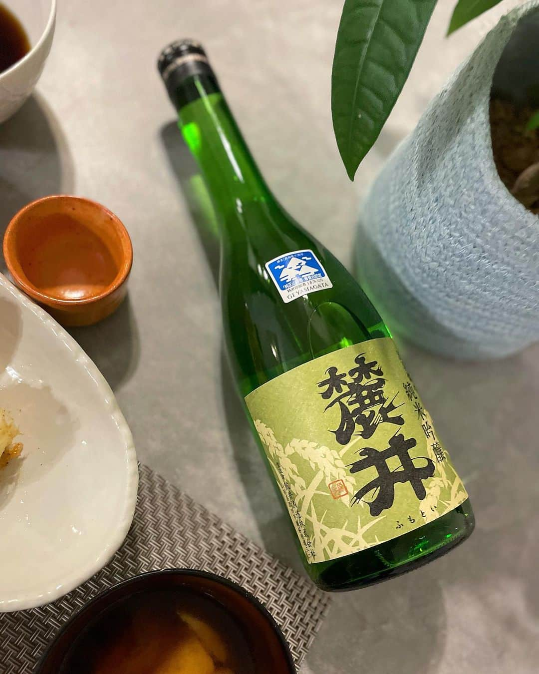 西原愛夏さんのインスタグラム写真 - (西原愛夏Instagram)「最近の料理とお酒🤍  今日は今日は日本酒に合わせて和食を作りました(๐›ω‹๐)੭  地元山形の純米吟醸2本セット🍶  @yamagatabussan さんの日本酒です🥰 飲みやすくて最高に美味しかった🥰  やっぱり日本酒は山形のものが美味しい\( ˆ ˆ )/   5枚目以降の写真は 山形で取れたイカ🦑 を使った料理🍲 こちらは @ikakoigram さんのもの❕ 塩辛は日本酒に合わせると最高〜💕 イカも水で解凍するだけで簡単に調理出来るし、新鮮で臭みも全くなくてぷりぷりで美味しかったです(*ˊᗜˋ*)/  おでん🍢は関係ないけど…🤣  いちごはファンの方に頂きました🍓✩ 形も綺麗だし甘くて美味しかった😊💕  ･  ✧*̣̩⋆̩ｰｰｰｰｰｰｰｰｰｰｰｰｰｰｰ最新告知ｰｰｰｰｰｰｰｰｰｰｰｰｰｰｰｰｰｰｰｰｰｰ✧*̣̩⋆̩☽  【2月】※随時更新 6 AbemaTV ミッドナイト競輪 9 AbemaTV ミッドナイト競輪 10 AbemaTV ミッドナイト競輪 11 はなまる撮影会 11 グラビアプレスタイムズ 掲載  ※コンビニのeプリントサービスで購入できます✨ 12 AbemaTV ミッドナイト競輪 21 『週刊大衆』２月２１日号 インタビュー"歯磨きのコツ" 26 はなまる撮影会  ✧*̣̩⋆̩☽⋆ｰｰｰｰｰｰｰｰｰｰｰｰその他告知ｰｰｰｰｰｰｰｰｰｰｰｰｰｰｰｰｰｰｰ✧*̣̩⋆̩☽⋆゜  🌟平塚競輪場イメージキャラクター 2021~2022年 🌟エレアリーナイトブラ 公式モデル 2019~2022年 ‪‪🌟パチンコ新台 『暴れん坊将軍』演出ドラマ ー お紗江役 🌟週刊ポスト 電子写真集 ｢鏡の国の愛夏｣ 発売中 🌟映画 ｢わたしの魔境｣井川咲役 ※公開前  ✧*̣̩⋆̩☽⋆ｰｰｰｰｰｰｰｰｰｰｰｰｰｰｰｰｰｰｰｰｰｰｰｰｰｰｰｰｰｰｰｰｰｰｰｰｰｰｰ✧*̣̩⋆̩☽⋆゜  🌟劇場公開 映画｢ホムンクルス｣ 女子高生役 🌟劇場公開 映画｢グレーゾーン｣ 黒崎一葉役 🌟電子写真集 小学館 ｢月刊＋｣ 発売中 🌟sabra net グラビア掲載中 (電子写真集も) 🌟1~5th DVD 発売中 🌟Amazonプライム 『なぎスケ！2』42.43話 🌟LINEスタンプ『歯科衛生士アイドル西原愛夏』発売中  ✧*̣̩⋆̩☽⋆ｰｰｰｰｰｰｰｰｰｰｰｰｰｰｰｰｰｰｰｰｰｰｰｰｰｰｰｰｰｰｰｰｰｰｰｰ✧*̣̩⋆̩☽⋆゜  ･ブランド 『M collection』🥀 Instagram (@m.collection2020 )  ･YouTube 『まなかチャンネル』で検索🔎  ･Twitter🕊 manakanishihara で検索🔎  ･✧*̣̩⋆̩☽⋆ｰｰｰｰｰｰｰｰｰｰｰｰｰｰｰｰｰｰｰｰｰｰｰｰｰｰｰｰｰｰｰｰｰｰｰｰ✧*̣̩⋆̩☽⋆゜  #西原愛夏#歯科衛生士#現役歯科衛生士  #歯科衛生士タレント#歯科#白衣#タレント#グラビア#アイドル#女優#コスプレ#Cosplay#talent#Japaneseidol #japanesegirl#dentalhygienist #탤런트#아이돌 #치과위생사 #치과 #日本女星#天赋#偶像#アパレルブランド#アパレルオーナー#McollectionR#プロデュースブランド#PR」2月13日 19時27分 - manakanishihara