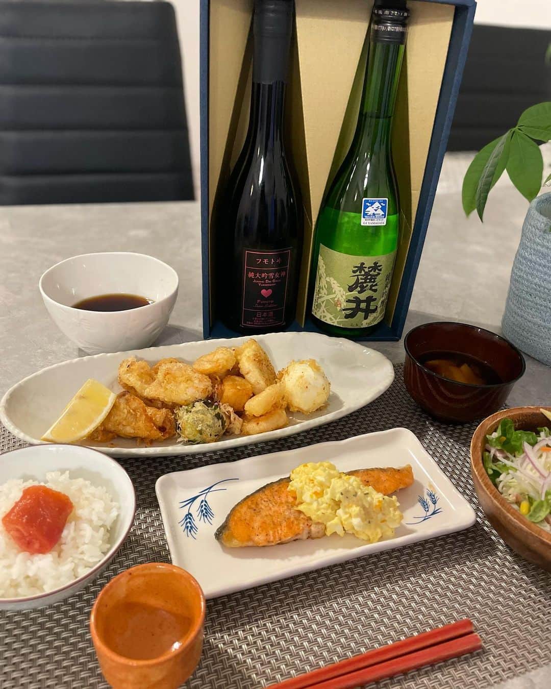 西原愛夏のインスタグラム：「最近の料理とお酒🤍  今日は今日は日本酒に合わせて和食を作りました(๐›ω‹๐)੭  地元山形の純米吟醸2本セット🍶  @yamagatabussan さんの日本酒です🥰 飲みやすくて最高に美味しかった🥰  やっぱり日本酒は山形のものが美味しい\( ˆ ˆ )/   5枚目以降の写真は 山形で取れたイカ🦑 を使った料理🍲 こちらは @ikakoigram さんのもの❕ 塩辛は日本酒に合わせると最高〜💕 イカも水で解凍するだけで簡単に調理出来るし、新鮮で臭みも全くなくてぷりぷりで美味しかったです(*ˊᗜˋ*)/  おでん🍢は関係ないけど…🤣  いちごはファンの方に頂きました🍓✩ 形も綺麗だし甘くて美味しかった😊💕  ･  ✧*̣̩⋆̩ｰｰｰｰｰｰｰｰｰｰｰｰｰｰｰ最新告知ｰｰｰｰｰｰｰｰｰｰｰｰｰｰｰｰｰｰｰｰｰｰ✧*̣̩⋆̩☽  【2月】※随時更新 6 AbemaTV ミッドナイト競輪 9 AbemaTV ミッドナイト競輪 10 AbemaTV ミッドナイト競輪 11 はなまる撮影会 11 グラビアプレスタイムズ 掲載  ※コンビニのeプリントサービスで購入できます✨ 12 AbemaTV ミッドナイト競輪 21 『週刊大衆』２月２１日号 インタビュー"歯磨きのコツ" 26 はなまる撮影会  ✧*̣̩⋆̩☽⋆ｰｰｰｰｰｰｰｰｰｰｰｰその他告知ｰｰｰｰｰｰｰｰｰｰｰｰｰｰｰｰｰｰｰ✧*̣̩⋆̩☽⋆゜  🌟平塚競輪場イメージキャラクター 2021~2022年 🌟エレアリーナイトブラ 公式モデル 2019~2022年 ‪‪🌟パチンコ新台 『暴れん坊将軍』演出ドラマ ー お紗江役 🌟週刊ポスト 電子写真集 ｢鏡の国の愛夏｣ 発売中 🌟映画 ｢わたしの魔境｣井川咲役 ※公開前  ✧*̣̩⋆̩☽⋆ｰｰｰｰｰｰｰｰｰｰｰｰｰｰｰｰｰｰｰｰｰｰｰｰｰｰｰｰｰｰｰｰｰｰｰｰｰｰｰ✧*̣̩⋆̩☽⋆゜  🌟劇場公開 映画｢ホムンクルス｣ 女子高生役 🌟劇場公開 映画｢グレーゾーン｣ 黒崎一葉役 🌟電子写真集 小学館 ｢月刊＋｣ 発売中 🌟sabra net グラビア掲載中 (電子写真集も) 🌟1~5th DVD 発売中 🌟Amazonプライム 『なぎスケ！2』42.43話 🌟LINEスタンプ『歯科衛生士アイドル西原愛夏』発売中  ✧*̣̩⋆̩☽⋆ｰｰｰｰｰｰｰｰｰｰｰｰｰｰｰｰｰｰｰｰｰｰｰｰｰｰｰｰｰｰｰｰｰｰｰｰ✧*̣̩⋆̩☽⋆゜  ･ブランド 『M collection』🥀 Instagram (@m.collection2020 )  ･YouTube 『まなかチャンネル』で検索🔎  ･Twitter🕊 manakanishihara で検索🔎  ･✧*̣̩⋆̩☽⋆ｰｰｰｰｰｰｰｰｰｰｰｰｰｰｰｰｰｰｰｰｰｰｰｰｰｰｰｰｰｰｰｰｰｰｰｰ✧*̣̩⋆̩☽⋆゜  #西原愛夏#歯科衛生士#現役歯科衛生士  #歯科衛生士タレント#歯科#白衣#タレント#グラビア#アイドル#女優#コスプレ#Cosplay#talent#Japaneseidol #japanesegirl#dentalhygienist #탤런트#아이돌 #치과위생사 #치과 #日本女星#天赋#偶像#アパレルブランド#アパレルオーナー#McollectionR#プロデュースブランド#PR」