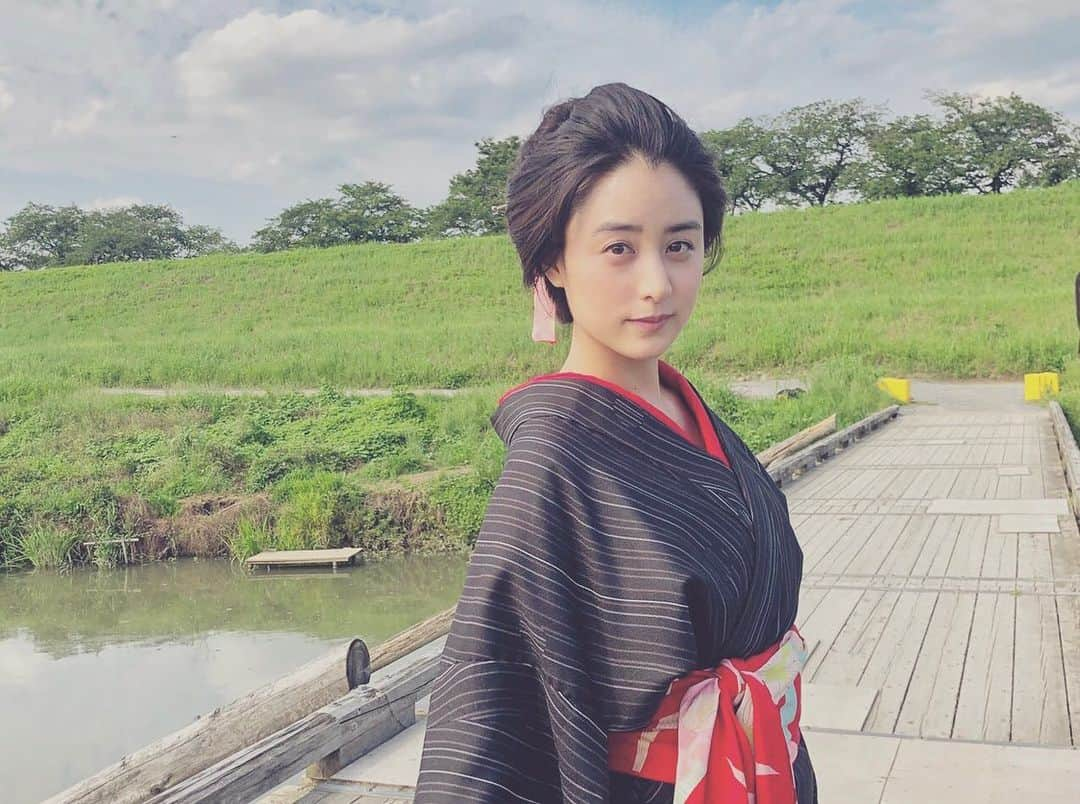 山本美月さんのインスタグラム写真 - (山本美月Instagram)「☽ WOWOWオリジナルドラマ 『にんげんこわい』 "辰巳の辻吉"に出演しております。  落語の中の、"人間の怖さ"が際立つ演目をアレンジし、ドラマ化したものです。  短い期間でしたが、大好きな人達と撮影出来て楽しい時間でした。  本日 2/13（日）午後11:00〜  是非ご覧ください。   #にんげんこわい」2月13日 19時27分 - mizuki_yamamoto_official