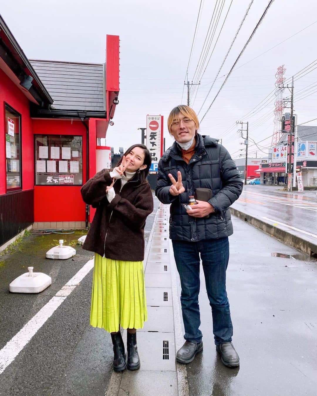 市川紗椰のインスタグラム：「レジェンドのジャイアント白田さんと！お正月に放送された大食い選手権の収録時に撮って頂きました。 初・天一のこってり、凄かったけど美味しかった ⁡ #衣装 は #ブルゾン  @ssense @ourlegacy #スカート  @ssense @collinastrada #ニット @aton_tokyo #ブーツ @camper_japan #ピアス #リング @e.m.portrait #スタイリスト @masacott__  #ヘアメイク @maikoinomatamaiko」