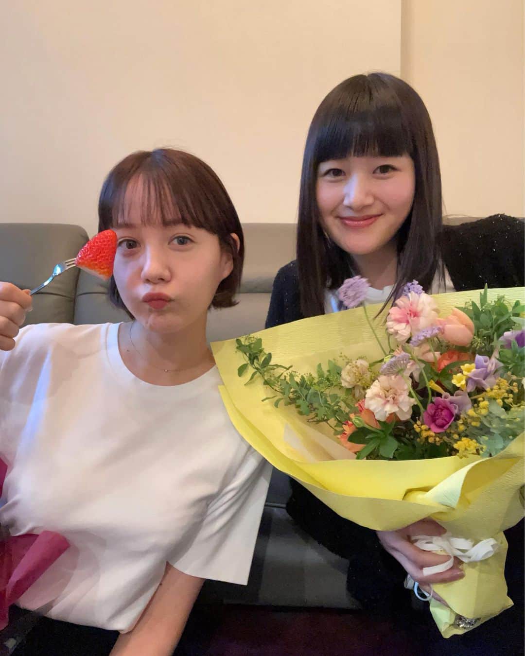 新井貴子のインスタグラム：「結婚のお祝いに素敵なお花をくれた天使ちゃん♡🥺  私も玲奈ちゃんの写真集発売おめでとうフラワー💐を用意していたので、お花交換になってしまいました🥴 考える事もやる事も似ているねと再会早々爆笑💕  そして @hpoleofficial のTシャツも早速着てくれた、、🥺✨ 素敵すぎて自然と拍手してた👏🏻笑  楽しい時間はいつもあっという間です❤️」