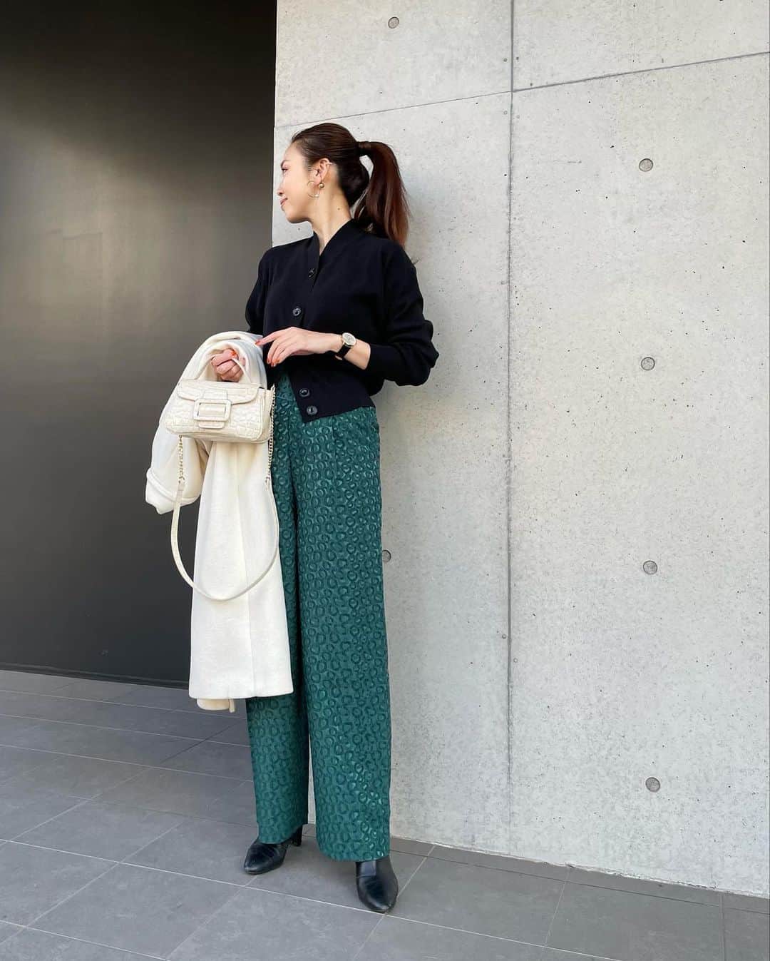 玉村 麻衣子さんのインスタグラム写真 - (玉村 麻衣子Instagram)「UNIQLOのショートカーディガン×ジャガードパンツ。 暗く、重くなり過ぎないように、コートやバッグはホワイトに。 UNIQLO Uのカーディガンは、前を閉じて着たときの、首周りの絶妙な立ち具合に一目惚れ☺️✨  @anogh_official ジャガードパンツはハイウエストデザインなので、ショート丈のトップスとも相性抜群。 ストンと落ちるデザインで、脚がまっすぐに見えます^ ^ こちらはワンサイズのみ。 私は162センチで普段ボトムスはM、ウエストは61センチ前後を選ぶことが多いです。 そんな私が履いたところ、サイズや丈がちょうどよかったです☺︎  cardigan: #UNIQLO bottoms: #anogh#アノフ bag: #ZARA （height: 162cm）  #tamalook   #ootd #coordinate#コーデ #プチプラ#プチプラコーデ」2月13日 19時46分 - maiko_tamamura