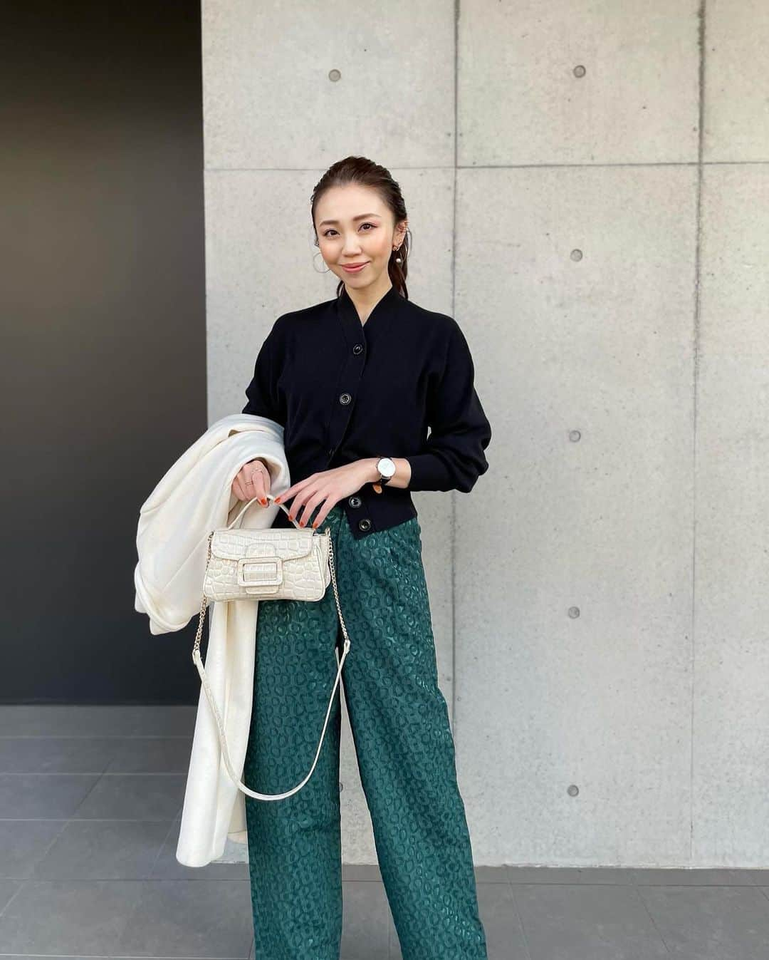 玉村 麻衣子さんのインスタグラム写真 - (玉村 麻衣子Instagram)「UNIQLOのショートカーディガン×ジャガードパンツ。 暗く、重くなり過ぎないように、コートやバッグはホワイトに。 UNIQLO Uのカーディガンは、前を閉じて着たときの、首周りの絶妙な立ち具合に一目惚れ☺️✨  @anogh_official ジャガードパンツはハイウエストデザインなので、ショート丈のトップスとも相性抜群。 ストンと落ちるデザインで、脚がまっすぐに見えます^ ^ こちらはワンサイズのみ。 私は162センチで普段ボトムスはM、ウエストは61センチ前後を選ぶことが多いです。 そんな私が履いたところ、サイズや丈がちょうどよかったです☺︎  cardigan: #UNIQLO bottoms: #anogh#アノフ bag: #ZARA （height: 162cm）  #tamalook   #ootd #coordinate#コーデ #プチプラ#プチプラコーデ」2月13日 19時46分 - maiko_tamamura