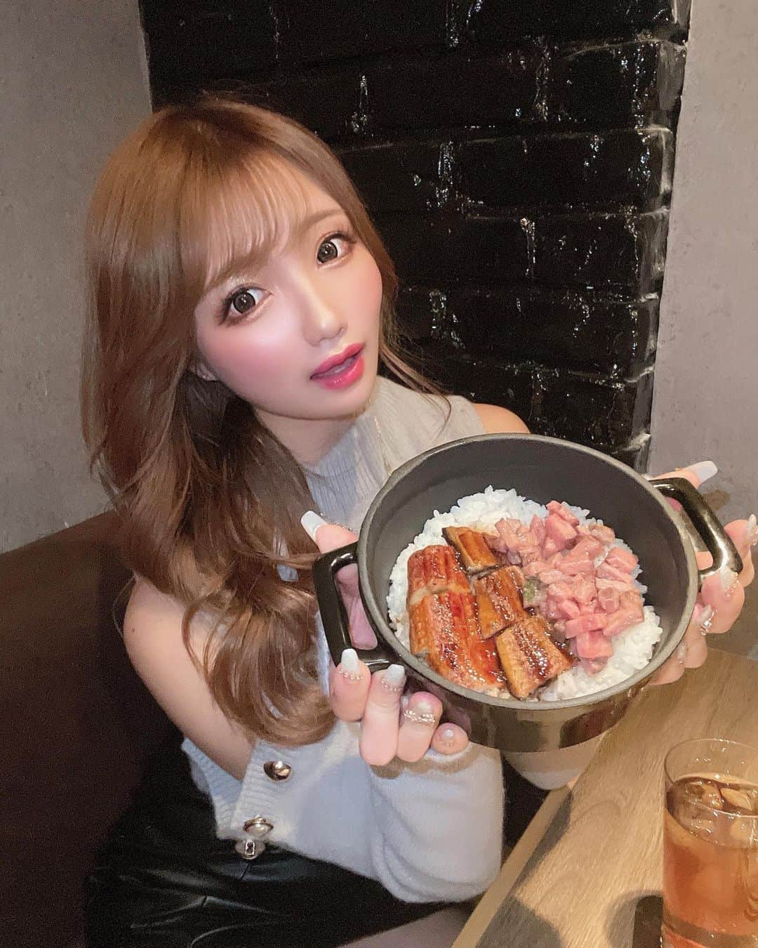 まゆぴちゅーさんのインスタグラム写真 - (まゆぴちゅーInstagram)「六本木【焼肉 あじゅうた】🍖  六本木のドンキの近くの磯丸水産のビルの上 にある、焼肉あじゅうたさん♡  ▶︎ @yakiniku_ajuuta   やわらかくて美味しいお肉と、 おしゃれで美味しい一品物と、 春菊のサラダも美味しくて！！！  〆の鰻と和牛のひつまぶしも絶品💓！  デザートの水餅もさっぱりしてて美味しい♡  ぜひ行ってみてね💋🍖 . . . #焼肉 #焼肉あじゅうた #あじゅうた #焼肉ディナー #焼肉デート #肉スタグラム #インスタグルメ #インスタグルメアワード2022 #ビジョビ」2月13日 20時01分 - mayu_03pichu