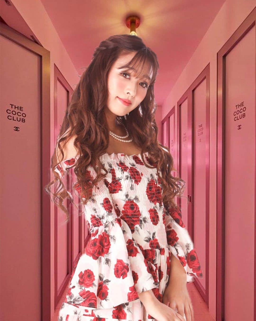 Fujikoのインスタグラム：「明日はバレンタインだぁ💓💓  みんなチョコの準備はOK?❤️  #fujiko#fashion#singer#make#ファッション#コスメ#follow#likeforlike#followme#makeup#dress#hairstyle#kawaii#l4l#ふじこ#フジコ#me #beautiful#love#code#バレンタイン」