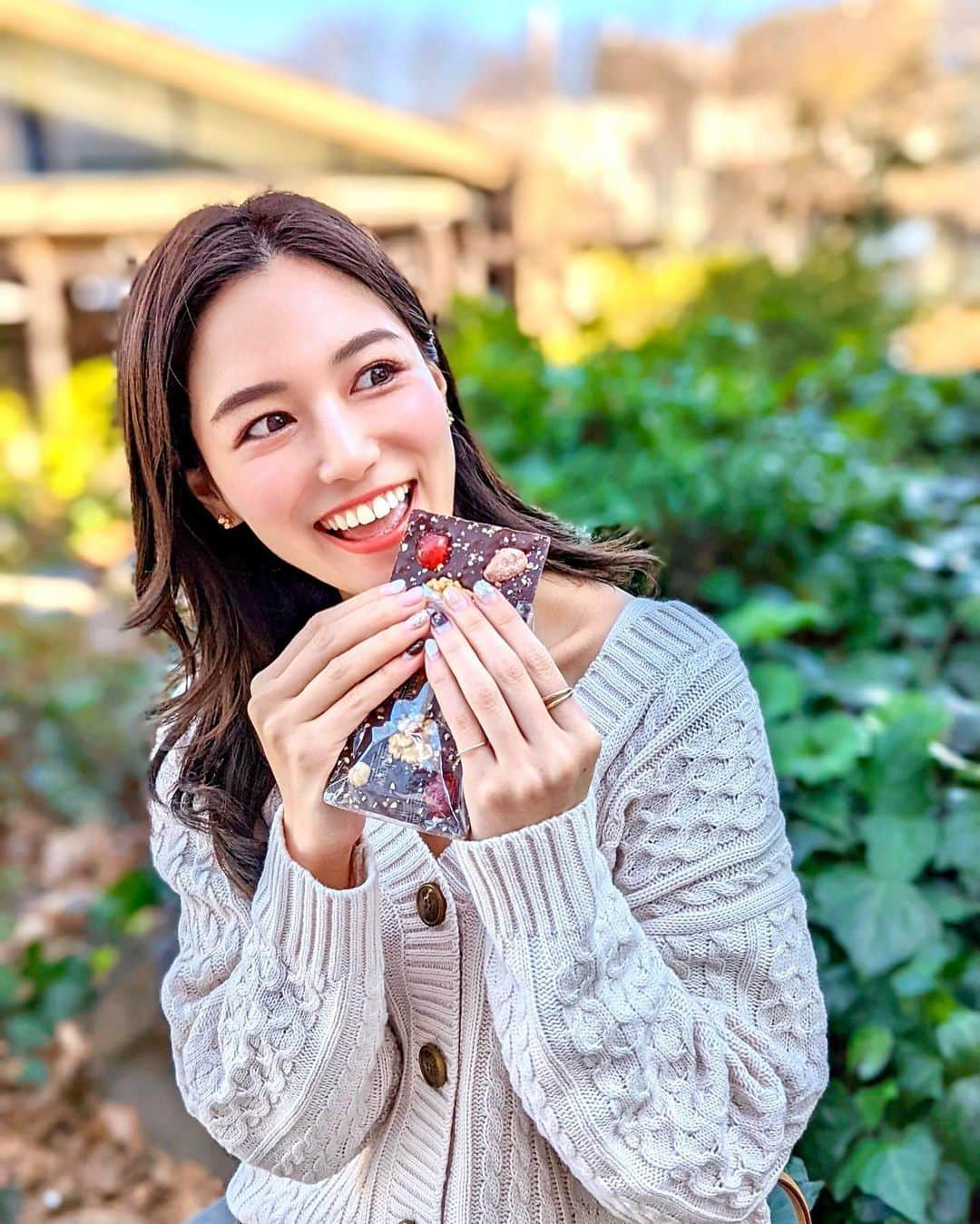 石井里奈さんのインスタグラム写真 - (石井里奈Instagram)「HAPPY VALENTINE🌸💕 . 明日はバレンタインデー♥️ 今年は田中みな実さんがでてるさしはらちゃんねるのyoutubeをみてチョコ熱があがり、直輸入の自分チョコを大量に🍫笑 2時間並んでチョコ買ったの初めて❣️ . でも本当に全然味が違くて、チョコの世界の楽しさを知ってしまいました❤️みな実さんの殿堂入りのベルナシオンのタブレット❣️ @bernachon_chocolats  パレドールは完売で買えなかったけどタブレット買えて本当に美味しくて😆❤️チョコ好きで詳しい @celly_cecilia と一緒に食べて楽しかったー❤️ ちなみに私は1番は @davidcapy のチョコが好き！ . そしてみなさんお気づきですか？ 実はネイルがバレンタイン仕様になってるんです❤️大人でもかわいいバルーンフレンチのバレンタインネイル❤️ @risa.ujunail ちゃんにお願いしてからもう4年くらい経つので4回目のバレンタインネイルだと思うんだけど、今年が一番大人だね！笑 いつもかわいいネイルありがとう❣️ どうしてもチョコと撮りたくて、載せるの遅くなっちゃった🤣🍫 . コーデはまた明日のせますね♥️ . #りなまるグルメ #valentineday #バレンタイン #バレンタインチョコ #田中みな実 #サロンデュショコラ #ベルナシオン #bernachon #チョコレート好き #チョコ #chocolate #バレンタインネイル #バレンタインデー #happyvalentinesday #直輸入 #バレンタインコーデ #バレンタイン2022 #タブレット #チョコレート #スイーツ女子 #スイーツ好き #sweet #さしはらちゃんねる #指原莉乃 #フランス #パリ #paris #自分チョコ #本命チョコ #義理チョコ」2月13日 20時13分 - ri7tin1025