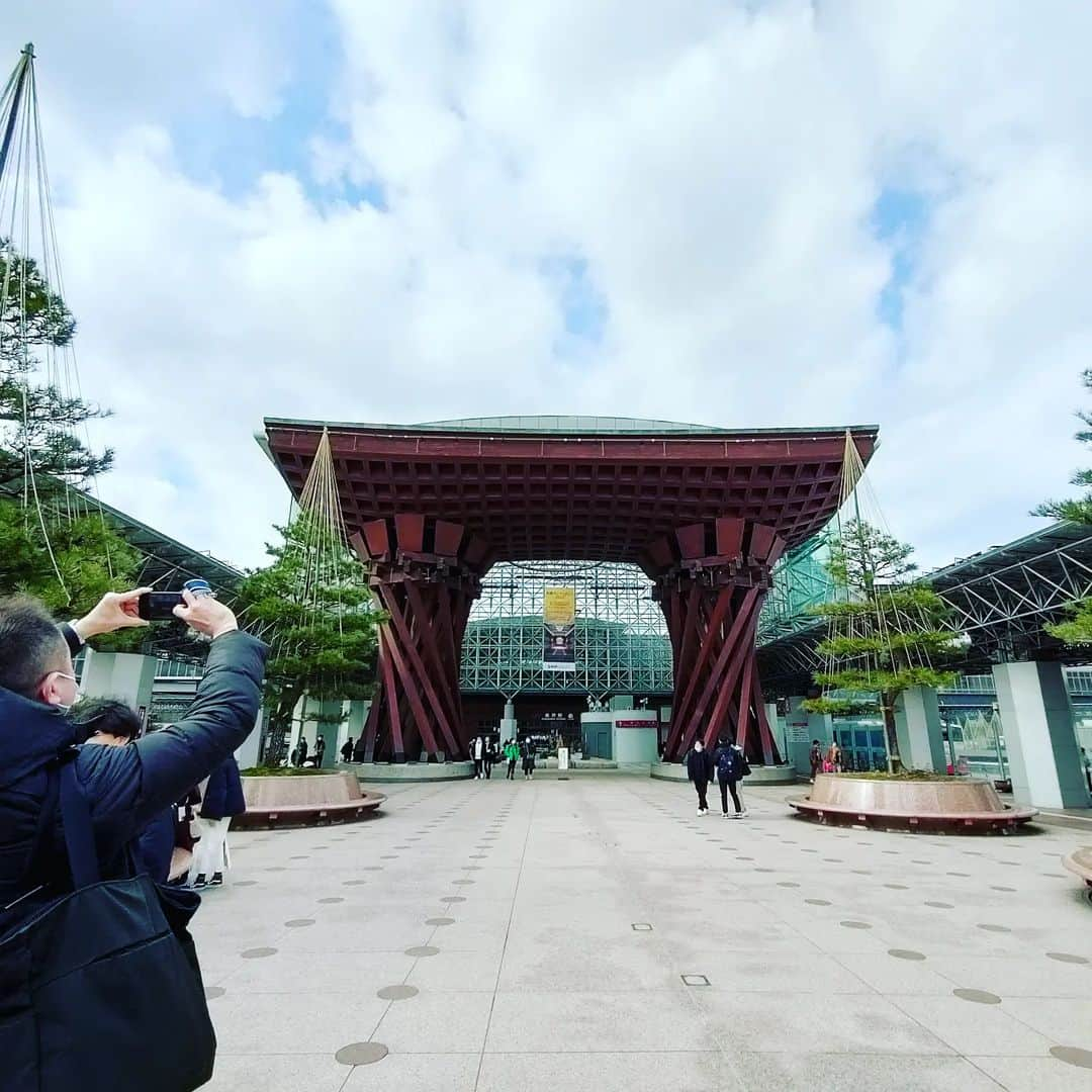 田村一将さんのインスタグラム写真 - (田村一将Instagram)「2/11で34歳を迎えました🎉 お祝いの言葉ありございます！（まだ待ってます） 去年から筋トレにハマり、見ての通りいい感じです。当面はベンチプレス100kg上げるのが目標です。ハマりすぎて家にトレーニングルーム作りました(笑)  あと初金沢行ってきました、海鮮の美味しさが以上ですね。 30超えてからというもの、周りのみなさんのお陰で人生どんどんたのしくなってます。こんな34歳の田村を引き続きよろしくです🙋」2月13日 20時42分 - tam211