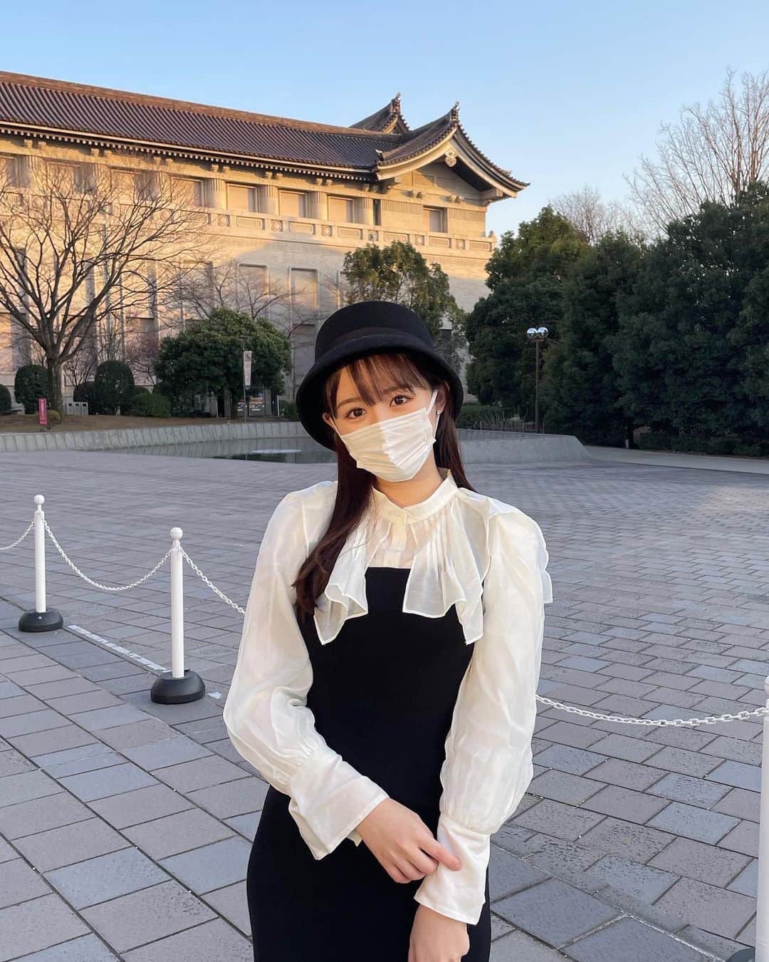 伊藤小春のインスタグラム：「今年も失恋ショコラティエのサントラを流す時期がやってきましたね🍫🤎 ⁡ ⁡ 今日はチョコじゃなくてカレーを食べながら聴いていました、もうなんでもありです ⁡ ⁡ お気に入りのワンピース#snidel と帽子#ca4la と 大好きなひな🧜‍♀️」