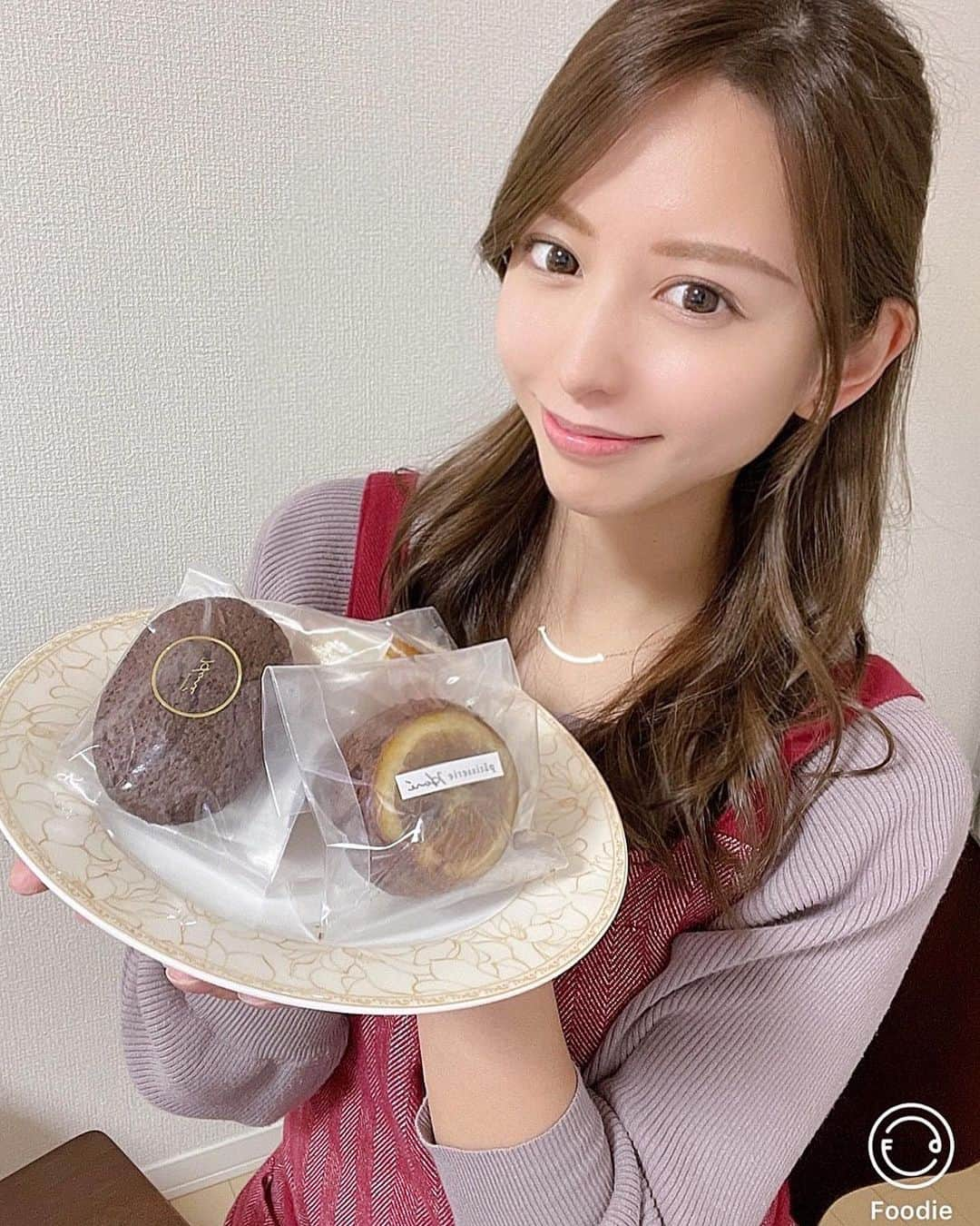 高塚みゆきのインスタグラム：「美味しい食べ物を撮る時や セルフィーの時はFoodie を使うのが安定 🥞🫖𓂃 𓈒𓏸     迷いすぎてしまうほど数あるお洒落レシピや フィルターの中から今回選び抜いたのが   1枚目▷▶▷ ME2 2枚目▷▶▷ Bakery Cafe ‎﹋‎﹋‎﹋‎﹋‎﹋‎﹋‎﹋‎﹋‎﹋‎﹋‎﹋‎﹋‎   好みの編集レシピを見つけるのも試していくのも いつも楽しい 📸💕       皆さんはもうバレンタインの準備･･･OKかな？？🍫   明日のSNSには 素敵なスイーツ写真が溢れてくるんだろうなぁ🤤💭       ( 2/14 までFoodieでバレンタインキャンペーン実施中 ᯤ̣ ✩.*˚)       #フーディーカメラ #foodie2022 #バレンタイン #バレンタインデー #selfie #スイーツ #ギフト #selfietime #物撮り #ハーフアップ #ヘアアレンジ #バレンタインスイーツ #巻き髪アレンジ #セミロング」