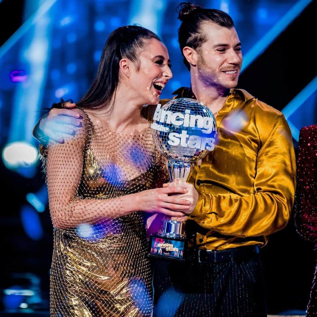 ニナ・デヴァエルのインスタグラム：「We did it 🏆 @ninaderwael  #dancinwiththestars #champions   @dwts_play4 @play4_be」