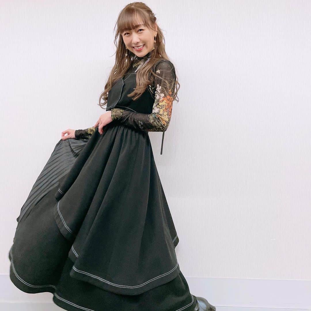 須田亜香里さんのインスタグラム写真 - (須田亜香里Instagram)「先週とその前の熱闘Mリーグ衣装🤍🖤 今夜は何色だと思う？  #熱闘Mリーグ  #毎週日曜24:55 #テレビ朝日 #ABEMA #須田亜香里衣装 #先週楽屋にスタッフさんからの温かい置き手紙が😢💌」2月13日 21時27分 - akarisuda