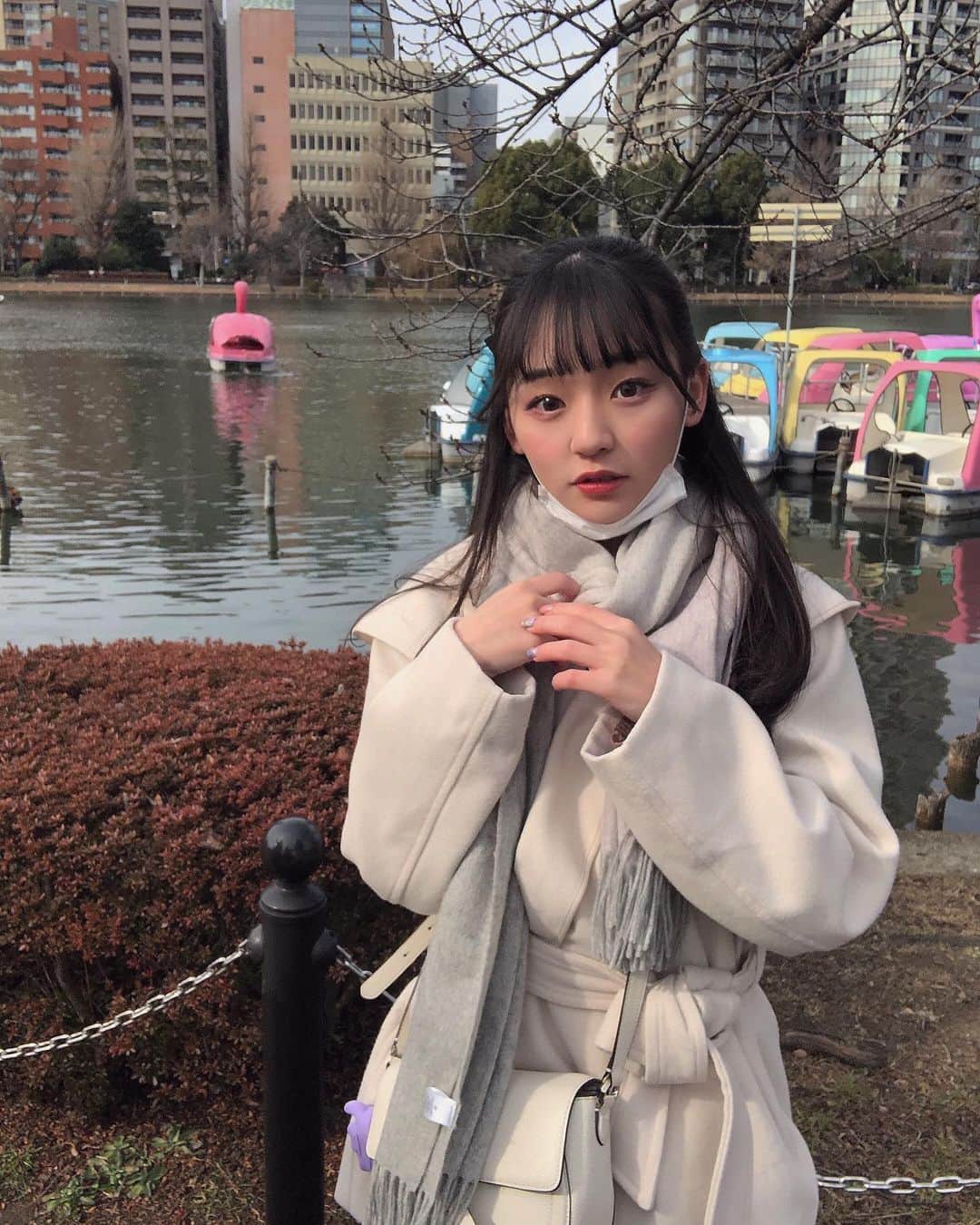 尾野寺みさのインスタグラム：「⁡ ⁡ ⁡ ⁡ この写真の真相が後々わかります ⁡ ⁡ ⁡ #淡色系 #コート #淡色コーデ #淡い民  #スワンボート #池」