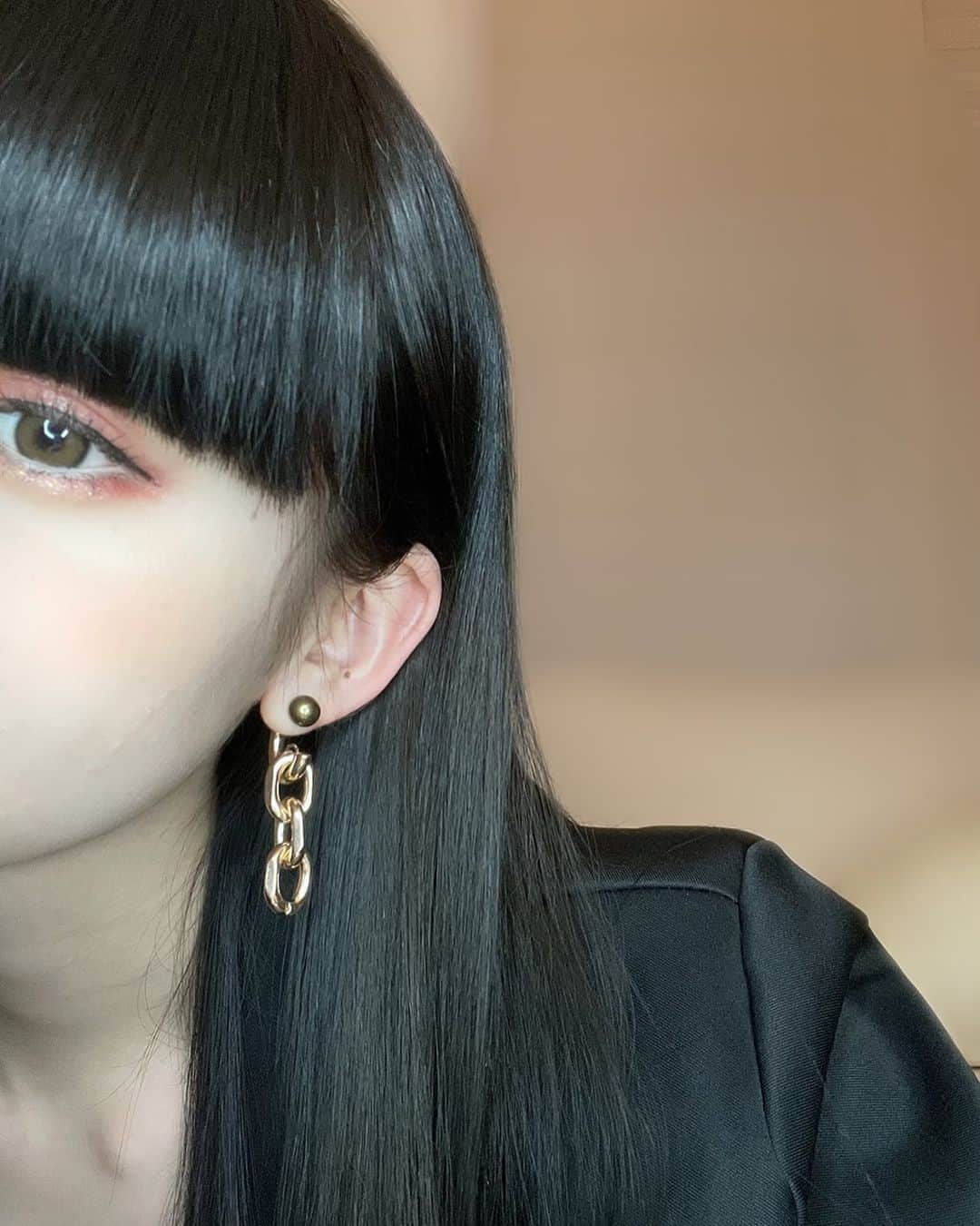 荻野由佳のインスタグラム：「🖤👁👂」