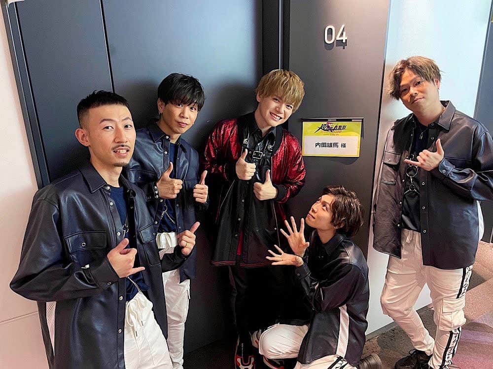 のインスタグラム：「2/13 「オダイバ!! #超次元音楽祭 -ヨコハマからハッピーバレンタインフェス2022」のDay2にて内田雄馬さんのバックダンサーを務めさせて頂きました🙏 久々に　#うちダンサーズ　としてステージに立たせて頂きました！ありがとうございました!  内田雄馬さんがステージに上がると、さっきまでカラフルだったペンライトが一面青に！その瞬間、昨年のライブ、Equal SignがComin' BackしてテンションMAX⚡️  あっという間のステージで、最高の一時でした。 今日のセトリも全部好きなんだけど、やっぱりあれは最高すぎました泣  振付師の @yusuke_des さん いつもイケてる衣装を用意してくださる　@wataruokumura さん　@stylist.wataruokumura さん  関係者の皆様、関わってくださった皆々様、ありがとうございました！  #内田雄馬 #超次元音楽祭 #うちダンサーズ　#9thsingle #Goodmood #EqualSign」