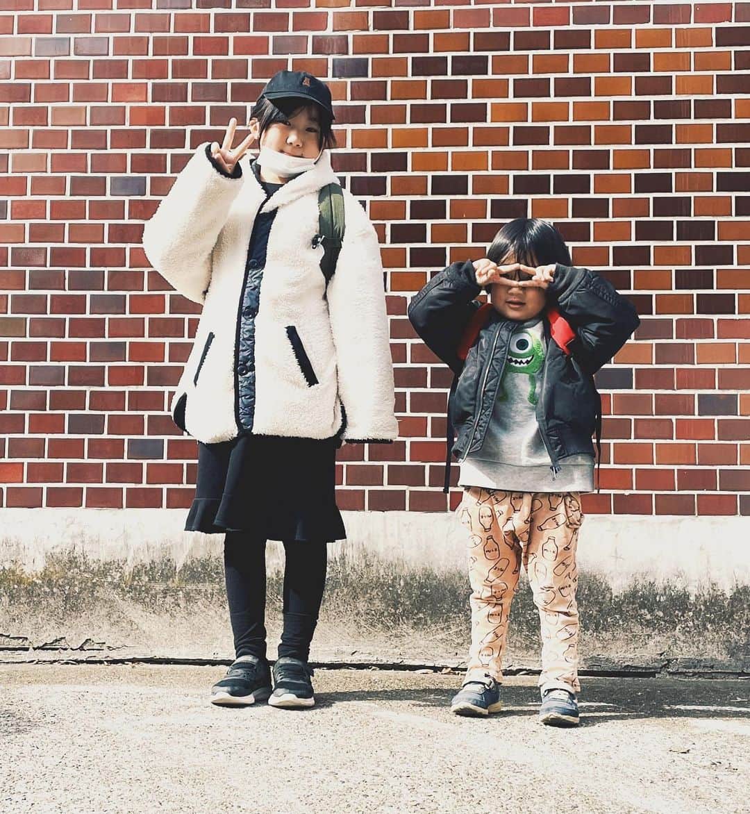 omatsuriccoのインスタグラム：「#今日のドルジ #今日のバザル 2022.02.12 ・ 久々の姉弟写真📸 本当久しぶりに撮ったな😂 ・ じいじからもらった2wayのモコモココートがお気に入りのドルジ🥰 ・ マイクの事よく分かってないけど喜んでるバザル😂 ・ ドルジは140cmを超え！ バザルも105cm超え！ 大きいな😂😂😂 ・ スクスク育て~~~🥳🥳🥳 ・ ・ ・」