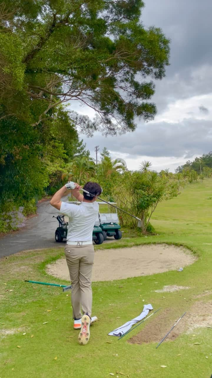 高柳直人 のインスタグラム：「. . 練習環境最高です🌤 . #pinggolf #newbalancegolf #progolfer #高柳直人 #プロゴルファー #沖縄ゴルフ #かねひで喜瀬カントリークラブ」