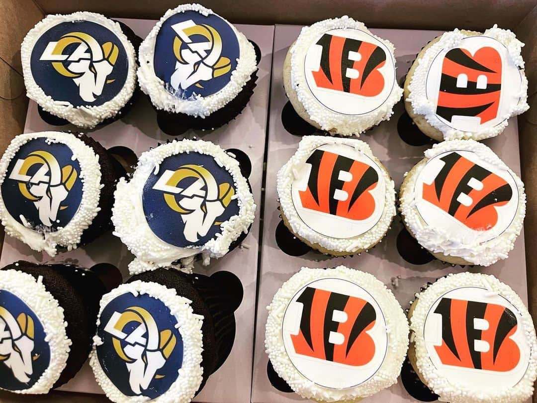 マーク・フォイアスタインのインスタグラム：「I’m rooting for the cupcakes on the left. Let’s go @rams !!!」