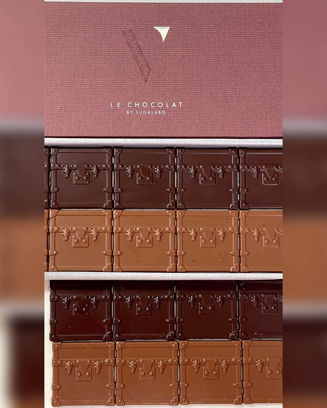 みぃみさんのインスタグラム写真 - (みぃみInstagram)「LOUISVUITTONチョコ【LE CHOCOLAT V】① ⁡ SUGALABO須賀洋介氏がプロデュースする、 ルイ･ヴィトン初のチョコレートライン♥︎︎∗︎*ﾟ 世界中でヴィトンチョコを購入できるのは、 銀座並木通り店とメゾン大阪御堂筋店の2店のみ 今ならオンライン予約で待たずに受け取れますよ♪ 詳しくは @lecafev  ⁡ 蓋を開けた瞬間にふわ〜っと漂う 上質カカオの芳醇な香りがたまりません💗 1段だけかと思いきや2段でテンション上がりました🥰 Origine Vは1番コスパが良いのでは？✨ 須賀洋介シェフが手掛けるので、 もちろん美味しいのは言うまでもなく...😌💕 ⁡ 説明ペタリ ■Origine V <MINI MALLE> 20pcs ¥12000 16歳の若さでレイティエ･アンバルール(荷造り用木箱製造職人兼荷造り職人)の見習いとして働きはじめた創業者ルイ･ヴィトン。原点である「Malle(トランク)」のデザインを用い、「旅」のインスピレーションから創造されたそうです。世界中から異なる産地の厳選されたシングルオリジンカカオをブレンドし、ガナッシュを加えずチョコレート本来の香りと味をピュアに楽しめるビターチョコレートとミルクチョコレートの2種類のタブレット ⁡ ●TABLETTE NOIR(タブレット･ノワール)  中南米からはベリーを感じさせるフルーティな酸味と香りのペルー産とベリーズ産カカオ、アジアからはスモーキーなジャワ産カカオ、そしてアフリカからはレグリーズ(甘草)やクローブなどの長いビターな余韻をもたらすガーナ産カカオと、隠し味に野性的なニュアンスのカメルーン産カカオをブレンドし、遥か彼方の農園を訪れたかのようなヴィヴィッドな印象を与えるピュアオリジン。  ⁡ ●TABLETTE LAIT(タブレット･レ)  アフリカからはバナナと一緒に発酵させたマダガスカル産カカオとマンゴーや蜂蜜のような香りが特徴的なタンザニア産カカオ。中南米からはナッティでまろやかな風味のドミニカ産カカオ、フローラルな印象の南米エクアドル産カカオ、そしてオセアニアからはスモーキーなパプアニューギニア産カカオ。この5種類のカカオの絶妙なブレンドが生み出すフェミニンで甘美な余韻に、アジア産の黒胡椒やクローブなどの数種類のスパイスを加え、優しいミルキーさの中にエッジを効かせました。   ⁡ #LOUISVUITTON #SUGALABO #LECAFEV #SUGALABOV #LECHOCOLATV #ルイヴィトン #スガラボ #ルカフェヴィー #ヴィトンチョコレート   ⁡ ⁡ #ヴィトンカフェ #バレンタインチョコ #ショコラ #チョコレート #バレンタインデー #ヴァレンタインデー ⁡ #happyvalentinesday #valentinechocolate #chocolate#chocolatier #lecafev#lecafeginza #lecafeosaka #louisvuitton」2月14日 7時56分 - miimi__miimi