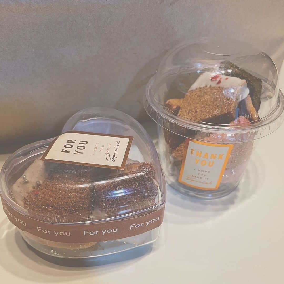 松本優菜のインスタグラム：「#happyvalentinesday 🍫🤎 * * バームクーヘンのラスク 美味しかった😋 お姉ちゃんありがとう✨✨  #valentine  #手作りバレンタイン   #無印良品  #muji  #バームクーヘン」