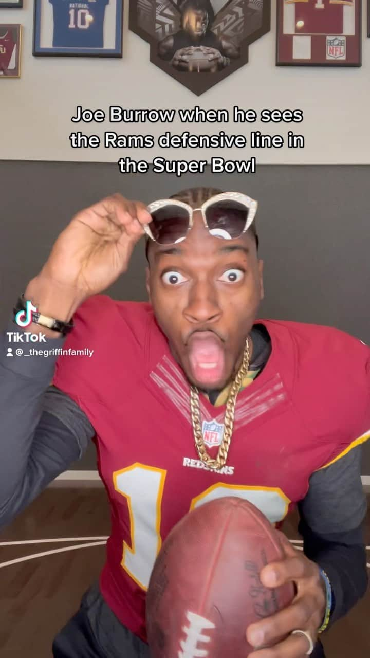 ロバート・グリフィン3世のインスタグラム：「Pray for Joe Burrow tonight 🤣  Who you got in tonight’s Super Bowl?   Follow us on TikTok _TheGriffinFamily Link in Bio  #superbowl #nfl #football #superbowlsunday #joeburrow #rams #bengals #rg3 #tiktok #reels #reelsinstagram #browns #ravens #commanders #sunglasses #jewelry #nunchucks」