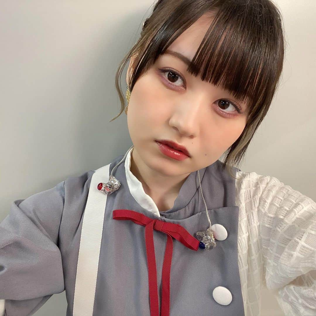 立花日菜さんのインスタグラム写真 - (立花日菜Instagram)「P's LIVE〜Nice to P's you!!〜🌙🥀ライブ ⠀ ⠀  AiRBULE moon丸山利恵役🌙🥀 立花日菜でした〜〜〜🔥 ⠀ ⠀ 久しぶりの16人でのライブ❗️ やっぱり16人はいいね、安心するね みーーーーーんなほんとに大好きなんだなあ ゆりにゃはご飯行こうって言ってマジで全然行かないし(笑) ねねさんリスみたいで可愛くてずっと見てられるし きょんちゃん可愛くない瞬間なさすぎだし ゆうなさん遠目で見ると美しいのに喋るとポンのコツが見え隠れするし やかんってやっぱ最強の生き物だしその上可愛いし さっぴマジで頭おかしくて好きすぎる一生ついてくし まゆちゃんは透明すぎて綺麗だし優しくて大好きだし まなつはうるさかったり美しかったりするし ゆかりは顔が良すぎるしいつ見ても絵になる被写体だし まつださきはなんかずるくて好きになっちゃうし まめちゃんに最近ダル絡みして推しですにへへ〜好きですにへへ〜ってしてるし つるちゃんは金髪似合いすぎだし素直で照れると可愛いいい子だし あみたんはいないとだめだし まいちゃんは存在するだけでにこにこちゃんだし りおちゃんはずっと手繋いでたいし なんか唐突に愛溢れちゃったんですけど(笑) ⠀ 他のユニットさんと同じイベント•ライブに出ると より自分達の絆が深くなるな〜〜って！ 立花基本 ひとが嫌いなんだけど みんなのことはもれなく大好きで これってすごいことだよな〜〜って改めて思った！ ⠀ これからも『CUE!』と「AiRBULE 」を よろしくお願いしてくれたら嬉しいな🙇🏻‍♀️💭😈 アニメまだ観てない人は是非観てねえ！ ⠀ 他に出演されてたユニットの方々も 個性豊かでみんな楽しくて優しくて！ とっても楽しい時間が過ごせました💭 いつかまたharmoeさんともご一緒できたらいいな☺️ ⠀ ⠀⠀ ここからは「今日の丸山利恵（？）」のコーナーです ⠀ 今日ね！まず言わせて！自分で言うのはどうかと思うけど 顔の作画がいいです！アイラインうまくいった！ 最近、ベース以外のメイクはほとんど自分でやらせてもらってるんだけど ここ最近でいちばんの出来です☺️💭😈 ⠀ そしてまずね！イヤリング！ この衣装の時の利恵のイヤリングを新調しました！ 自分で選んだパーツたちだよ❤️❤️ 利恵は衣装によってイヤリング(ピアス？)を 変えることが多いんだけど 利恵にしては珍しく大人っぽいというか綺麗系なんだよね 可愛くできて気に入ってる！自作です！ ⠀ そしてね！インナーカラー！ シルバーにしてもらったんだ〜〜🤍🤍 写真だと照明オレンジで綺麗に見えないかもだけど すごく可愛くしてもらえてお気に入りです💭☺️ 利恵っぽいかな〜〜どうだろ！！ あとは目立たせたかったからチョロっと巻いてみた！ 可愛いよね〜〜このアレンジ好きなんだッ ⠀ ⠀ 今日のひとりごとのコーナー（？） ⠀ 創傷イノセンスめっっっっっちゃ緊張したぁ... とっても人気な曲だし、またしても歌い出しだし プレッシャーもたくさんあったけど... 人気で素敵な曲だからこそ、会場にいる皆さんが たくさん盛り上がってくれたおかげで ぶちかませた！（？）きがする。😶‍🌫️ せっかくカバーさせていただくから リスペクトも込めて、わたしたちなりの特別な景色を見せたくて。 とってもmoonらしいパフォーマンスになったんじゃないかと思います！ 利恵らしさだったり、 エリスらしさだったり、 感じていただけたら幸いです☺️🔥🥀 （全然ひとりごとじゃないじゃん...）」2月14日 1時20分 - 17.tachibana