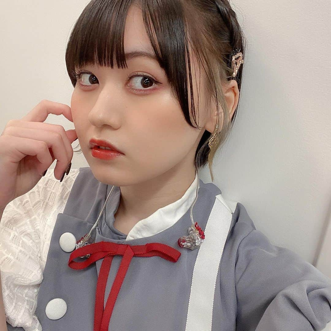 立花日菜さんのインスタグラム写真 - (立花日菜Instagram)「P's LIVE〜Nice to P's you!!〜🌙🥀ライブ ⠀ ⠀  AiRBULE moon丸山利恵役🌙🥀 立花日菜でした〜〜〜🔥 ⠀ ⠀ 久しぶりの16人でのライブ❗️ やっぱり16人はいいね、安心するね みーーーーーんなほんとに大好きなんだなあ ゆりにゃはご飯行こうって言ってマジで全然行かないし(笑) ねねさんリスみたいで可愛くてずっと見てられるし きょんちゃん可愛くない瞬間なさすぎだし ゆうなさん遠目で見ると美しいのに喋るとポンのコツが見え隠れするし やかんってやっぱ最強の生き物だしその上可愛いし さっぴマジで頭おかしくて好きすぎる一生ついてくし まゆちゃんは透明すぎて綺麗だし優しくて大好きだし まなつはうるさかったり美しかったりするし ゆかりは顔が良すぎるしいつ見ても絵になる被写体だし まつださきはなんかずるくて好きになっちゃうし まめちゃんに最近ダル絡みして推しですにへへ〜好きですにへへ〜ってしてるし つるちゃんは金髪似合いすぎだし素直で照れると可愛いいい子だし あみたんはいないとだめだし まいちゃんは存在するだけでにこにこちゃんだし りおちゃんはずっと手繋いでたいし なんか唐突に愛溢れちゃったんですけど(笑) ⠀ 他のユニットさんと同じイベント•ライブに出ると より自分達の絆が深くなるな〜〜って！ 立花基本 ひとが嫌いなんだけど みんなのことはもれなく大好きで これってすごいことだよな〜〜って改めて思った！ ⠀ これからも『CUE!』と「AiRBULE 」を よろしくお願いしてくれたら嬉しいな🙇🏻‍♀️💭😈 アニメまだ観てない人は是非観てねえ！ ⠀ 他に出演されてたユニットの方々も 個性豊かでみんな楽しくて優しくて！ とっても楽しい時間が過ごせました💭 いつかまたharmoeさんともご一緒できたらいいな☺️ ⠀ ⠀⠀ ここからは「今日の丸山利恵（？）」のコーナーです ⠀ 今日ね！まず言わせて！自分で言うのはどうかと思うけど 顔の作画がいいです！アイラインうまくいった！ 最近、ベース以外のメイクはほとんど自分でやらせてもらってるんだけど ここ最近でいちばんの出来です☺️💭😈 ⠀ そしてまずね！イヤリング！ この衣装の時の利恵のイヤリングを新調しました！ 自分で選んだパーツたちだよ❤️❤️ 利恵は衣装によってイヤリング(ピアス？)を 変えることが多いんだけど 利恵にしては珍しく大人っぽいというか綺麗系なんだよね 可愛くできて気に入ってる！自作です！ ⠀ そしてね！インナーカラー！ シルバーにしてもらったんだ〜〜🤍🤍 写真だと照明オレンジで綺麗に見えないかもだけど すごく可愛くしてもらえてお気に入りです💭☺️ 利恵っぽいかな〜〜どうだろ！！ あとは目立たせたかったからチョロっと巻いてみた！ 可愛いよね〜〜このアレンジ好きなんだッ ⠀ ⠀ 今日のひとりごとのコーナー（？） ⠀ 創傷イノセンスめっっっっっちゃ緊張したぁ... とっても人気な曲だし、またしても歌い出しだし プレッシャーもたくさんあったけど... 人気で素敵な曲だからこそ、会場にいる皆さんが たくさん盛り上がってくれたおかげで ぶちかませた！（？）きがする。😶‍🌫️ せっかくカバーさせていただくから リスペクトも込めて、わたしたちなりの特別な景色を見せたくて。 とってもmoonらしいパフォーマンスになったんじゃないかと思います！ 利恵らしさだったり、 エリスらしさだったり、 感じていただけたら幸いです☺️🔥🥀 （全然ひとりごとじゃないじゃん...）」2月14日 1時20分 - 17.tachibana