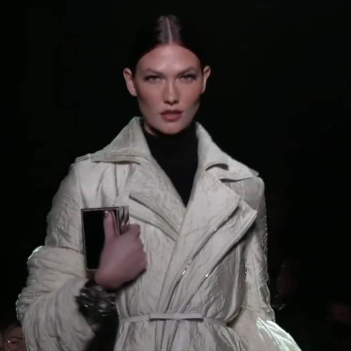 カーリー・クロスのインスタグラム：「B, you are family to me, and it was the greatest honor to have been included in this moment dedicated to yours. This tribute to your grandmother’s legacy is so much more than a runway show, it was a beautiful celebration of life and love. Thank you for giving me the honor of opening and closing, in a gown covered in roses painted by your grandfather. I admire and adore you.」