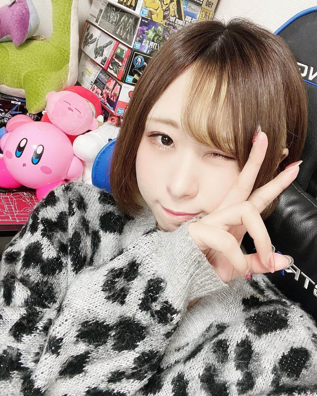河原まゆのインスタグラム：「休みの日は大体ここ🤪  #selfie #japanesegirl #model #followｍe #gameroom #gamergirl #ゲーム女子」