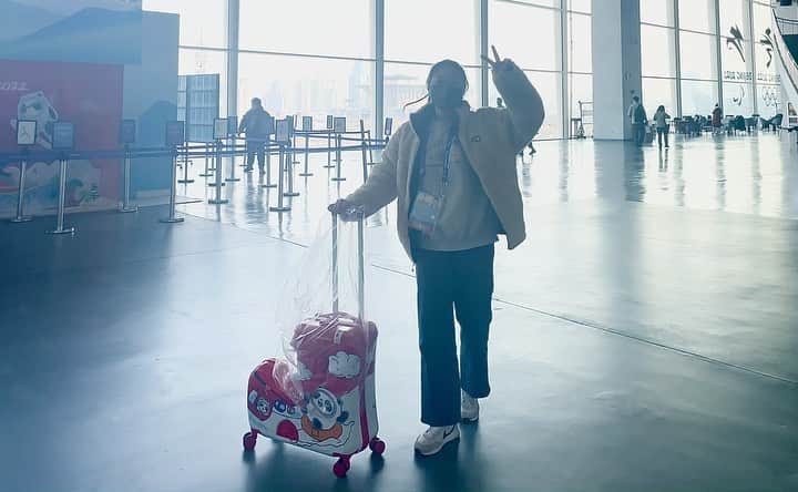 金海珍のインスタグラム：「내 나이 26.. 귀여운 가방 포기못해..👻 . 아무것도 남아있지 않은 기념품샵에서 마지막 하나 남은 스케이트 가방 겟🔥 #베이징올림픽 #빙둔둔」