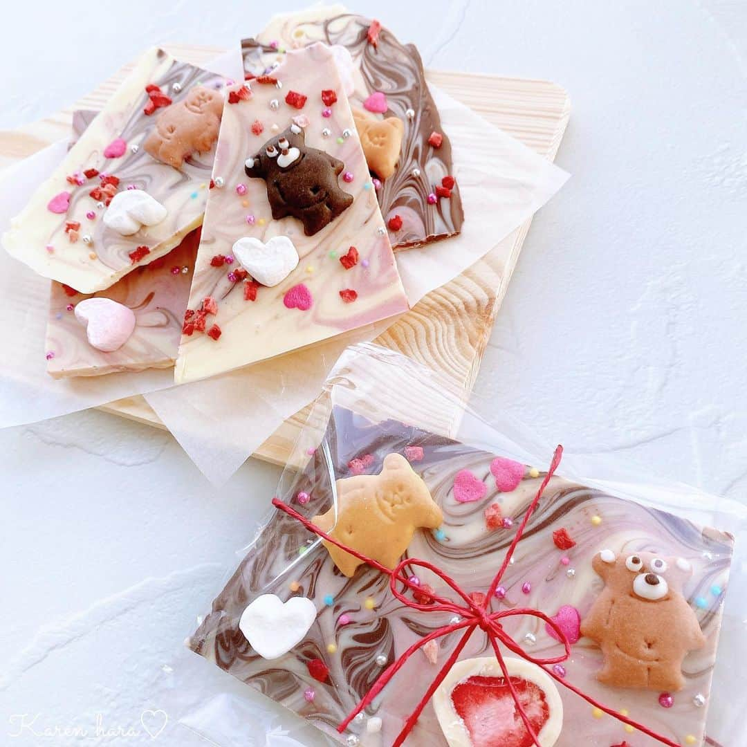 原かれんさんのインスタグラム写真 - (原かれんInstagram)「᯽ ハッピーバレンタイン🍫🧸 . . 今年はチョコレートバークを頑張って作ってみました😋❤️ . . . . YouTubeで作り方の動画も公開中💋 → #ぴろぴろチャンネル . . 誰でも超簡単に可愛く出来ちゃうので是非作ってみてね🥰 . .  . . . . . . . #原かれん #かれんたん #nmb48 #ぴろぴろ #きゅんmart #原チームm #idol #ピンク #pink  #アイドル #原ぺこかれんたん #ぴろぴろスイーツ #バレンタイン #バレンタイン手作り #バレンタインレシピ #チョコレートバーク #手作りバレンタイン #手作りスイーツ #チョコ好き #無印良品 #茶髪 #茶髪ロング #外巻き #ブラウンアッシュ  #아이돌」2月14日 17時49分 - karen_hara315