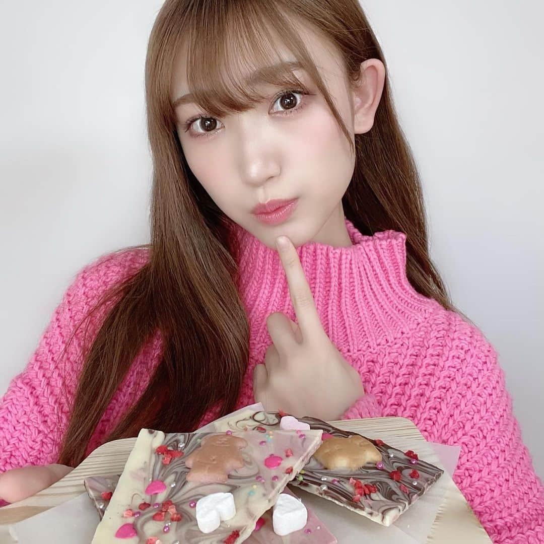 原かれんさんのインスタグラム写真 - (原かれんInstagram)「᯽ ハッピーバレンタイン🍫🧸 . . 今年はチョコレートバークを頑張って作ってみました😋❤️ . . . . YouTubeで作り方の動画も公開中💋 → #ぴろぴろチャンネル . . 誰でも超簡単に可愛く出来ちゃうので是非作ってみてね🥰 . .  . . . . . . . #原かれん #かれんたん #nmb48 #ぴろぴろ #きゅんmart #原チームm #idol #ピンク #pink  #アイドル #原ぺこかれんたん #ぴろぴろスイーツ #バレンタイン #バレンタイン手作り #バレンタインレシピ #チョコレートバーク #手作りバレンタイン #手作りスイーツ #チョコ好き #無印良品 #茶髪 #茶髪ロング #外巻き #ブラウンアッシュ  #아이돌」2月14日 17時49分 - karen_hara315