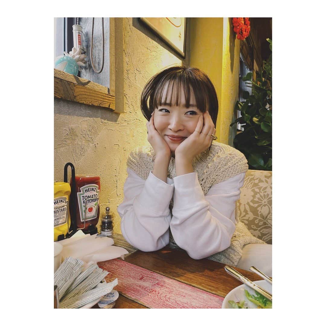 野尻美穂のインスタグラム：「反対側にいる娘を見守りながらの全部嘘のない顔w 最後は心の中でやめて😇のやつ（みんなわかるでしょw  さぁ、今週もがんばろー！  #手前にある救助済みの砂糖😇」
